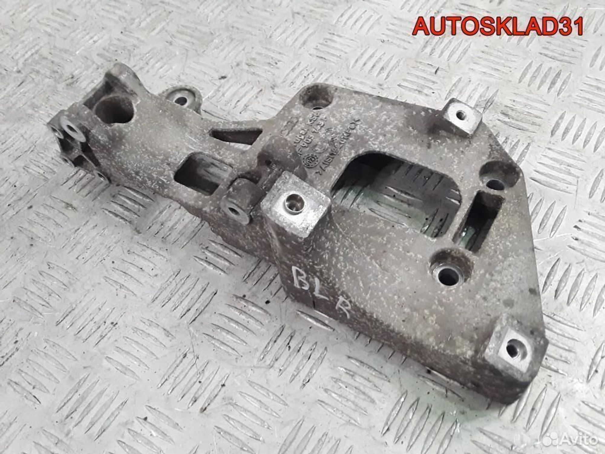 Кронштейн генератора VW Passat B6 BLR 06F903143F, 1700 рублей, Дубовое