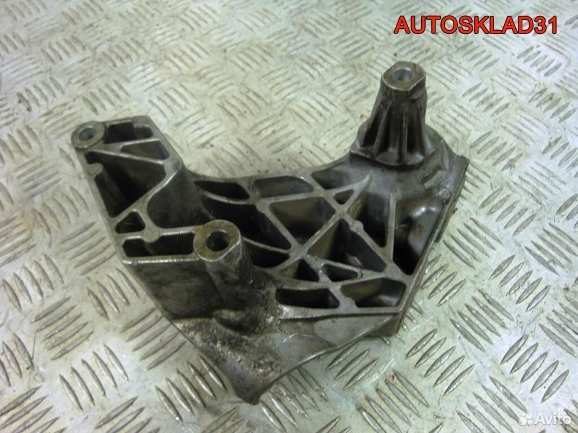 Кронштейн двигателя правый VW Golf 4 038199207H, 3200 рублей, Дубовое