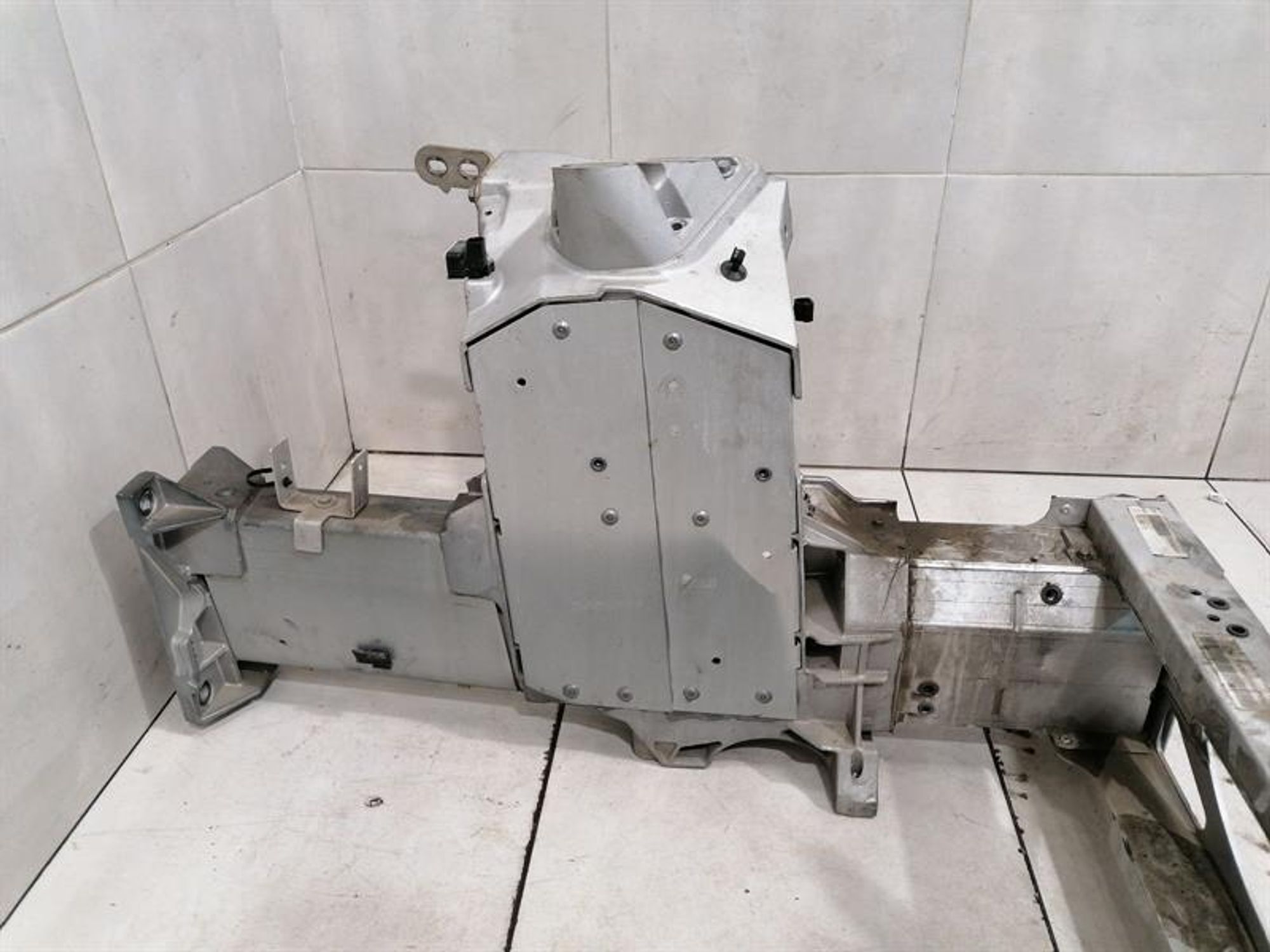 Передняя накладка стопорной балки ASTON MARTIN RAPID S, 335000 рублей, Москва