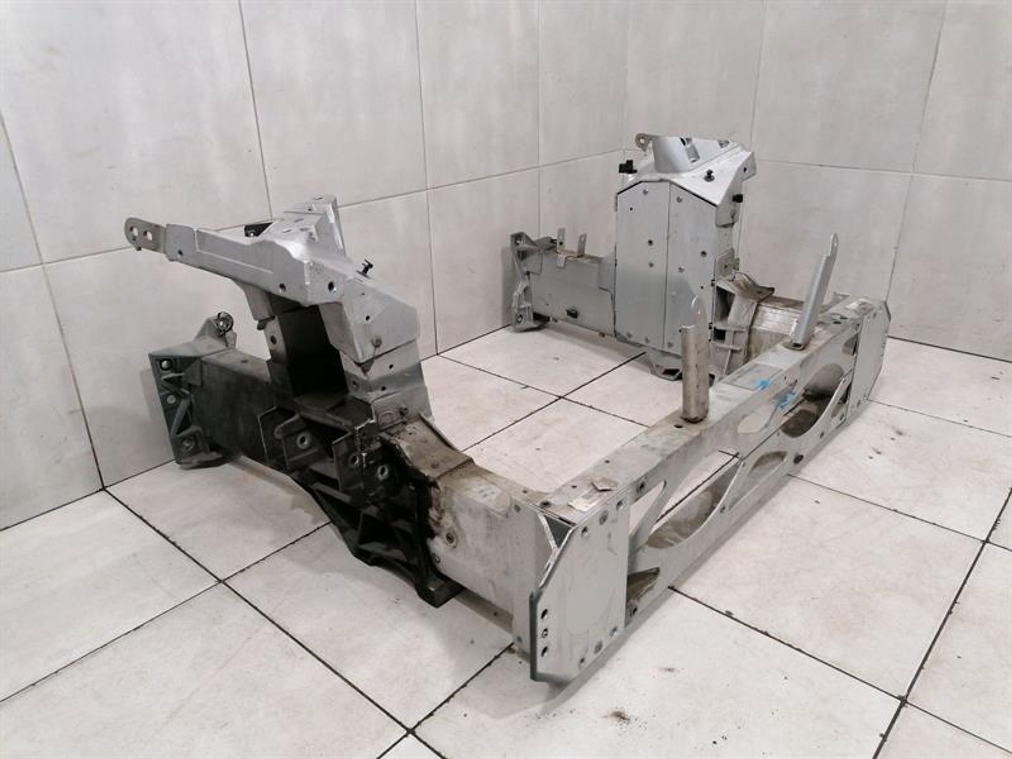 Передняя накладка стопорной балки ASTON MARTIN RAPID S, 335000 рублей, Москва