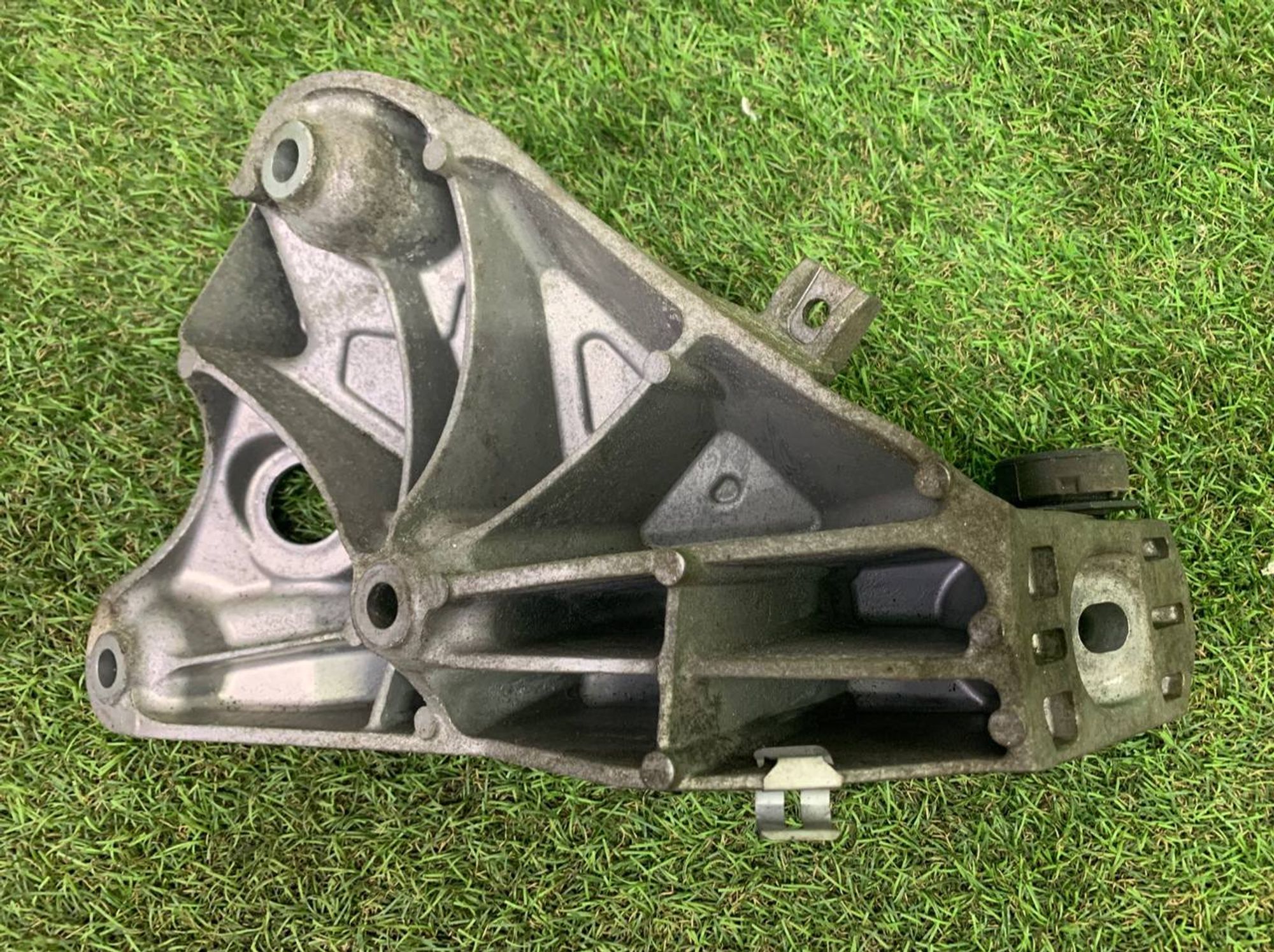 https://ycs.partsauto.market/partsauto-images/thmbs/h353NjtZg3VDP19b5HMt7LlpbQ93/5e538114891c632f67097e439bb1c8cf/a8b09353a15ccde163d1a8c3300300be.jpg