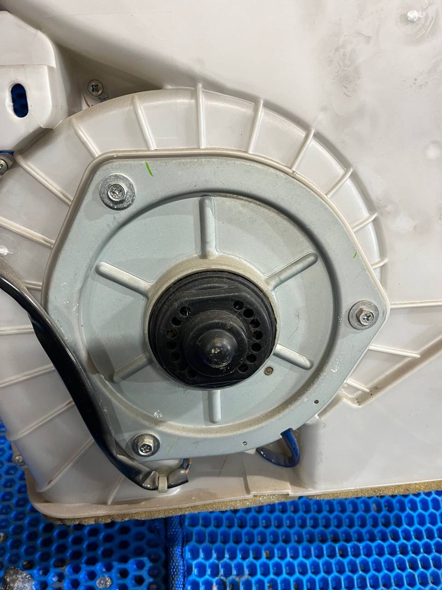 Мотор отопителя Mitsubishi Pajero, III рестайлинг (2002—2006), 3000 рублей, Семиозерка