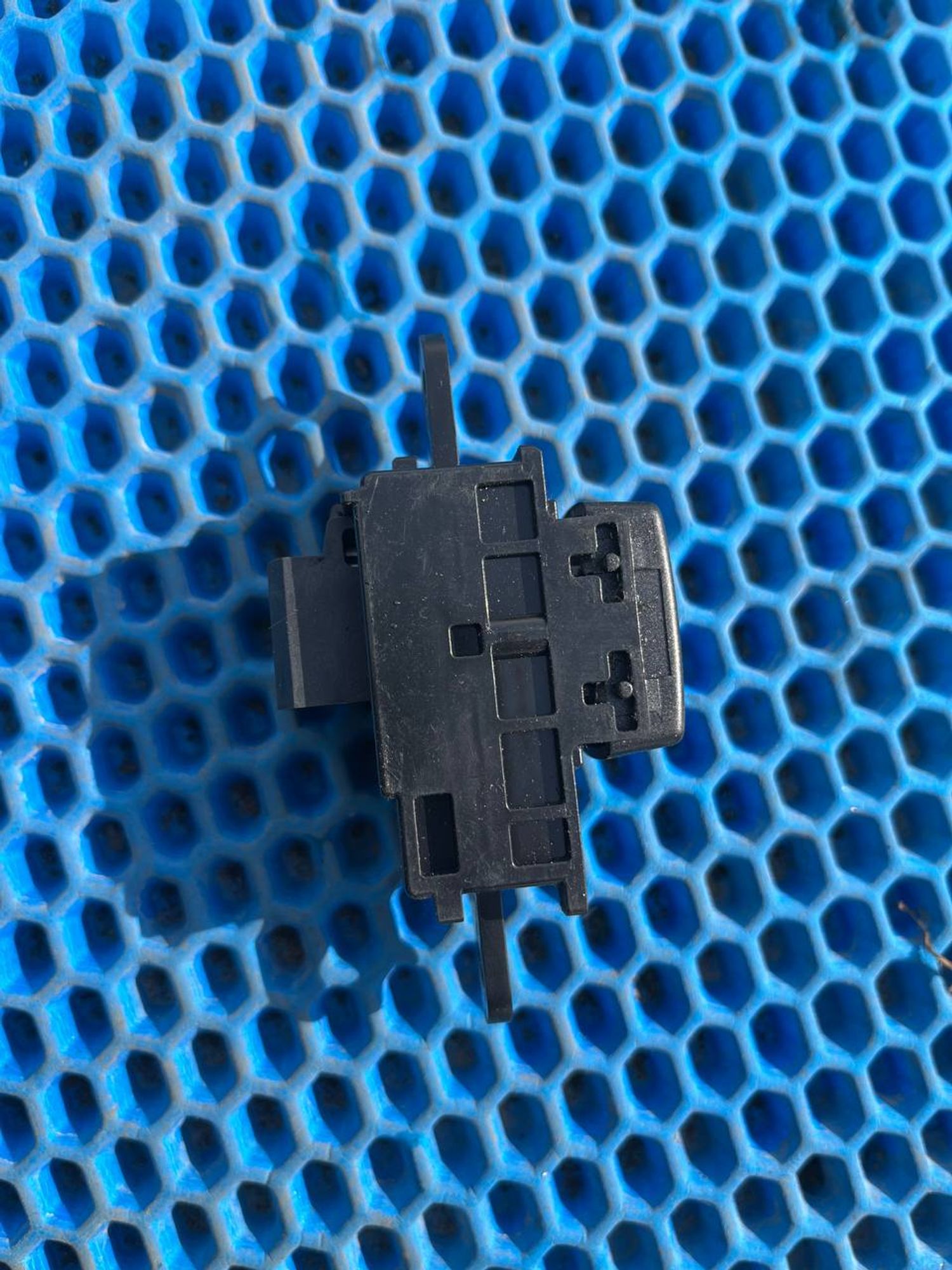 Кнопка открывания лючка Mitsubishi Pajero, III рестайлинг (2002—2006), 1100 рублей, Семиозерка