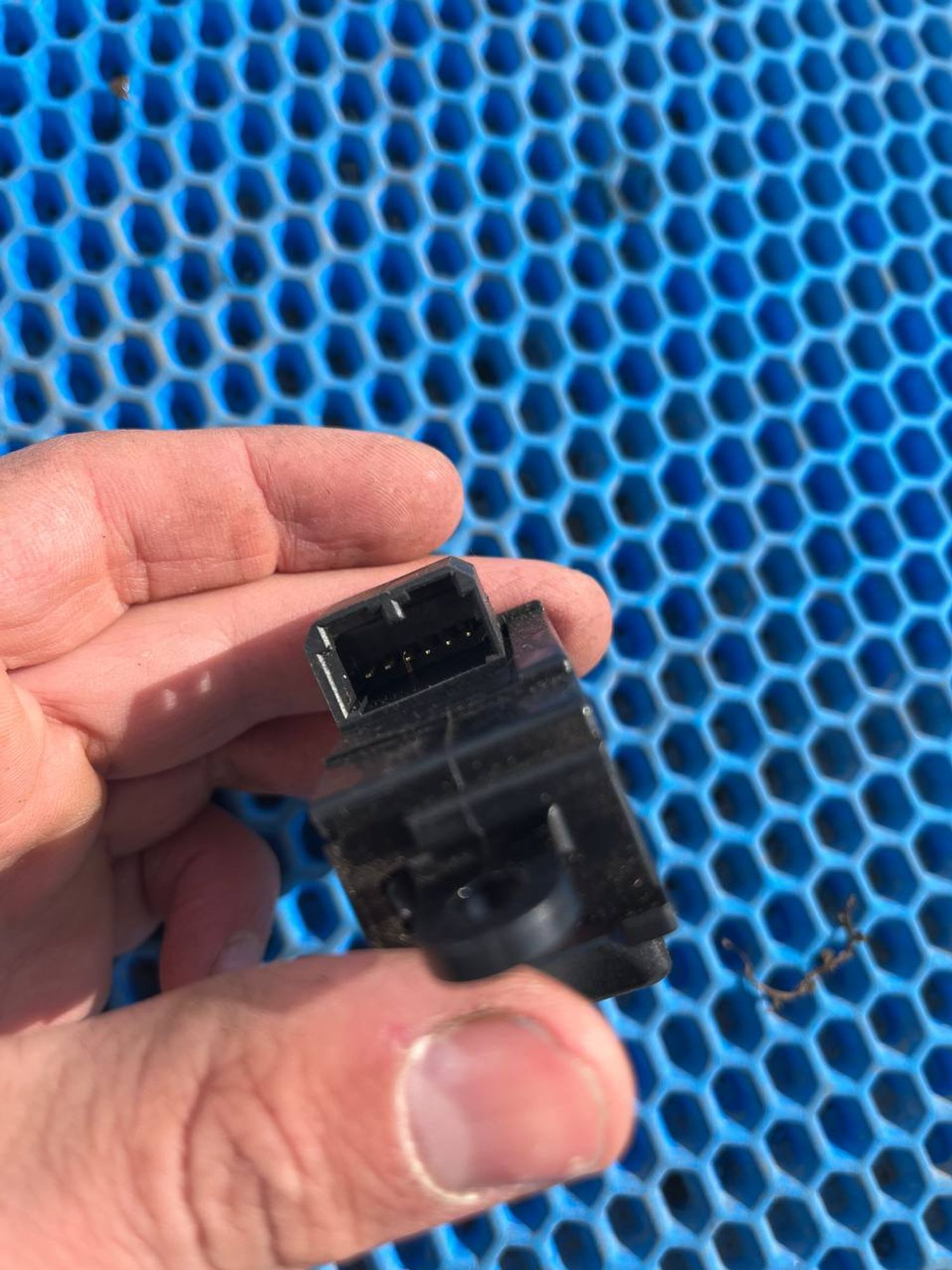 Кнопка открывания лючка Mitsubishi Pajero, III рестайлинг (2002—2006), 1100 рублей, Семиозерка