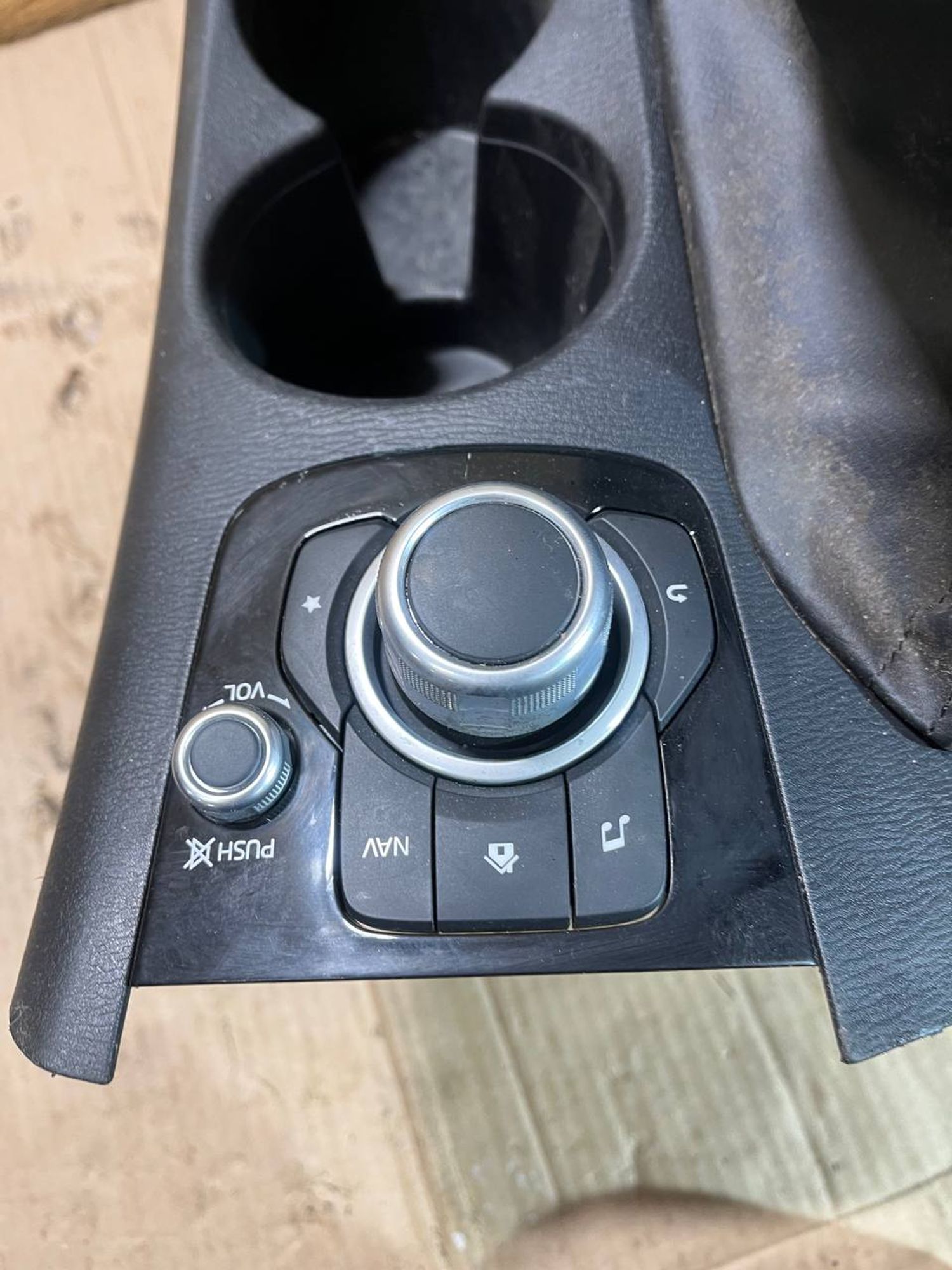 Подлокотник центральный Mazda 3, III (BM) Рестайлинг, 5000 рублей, Семиозерка