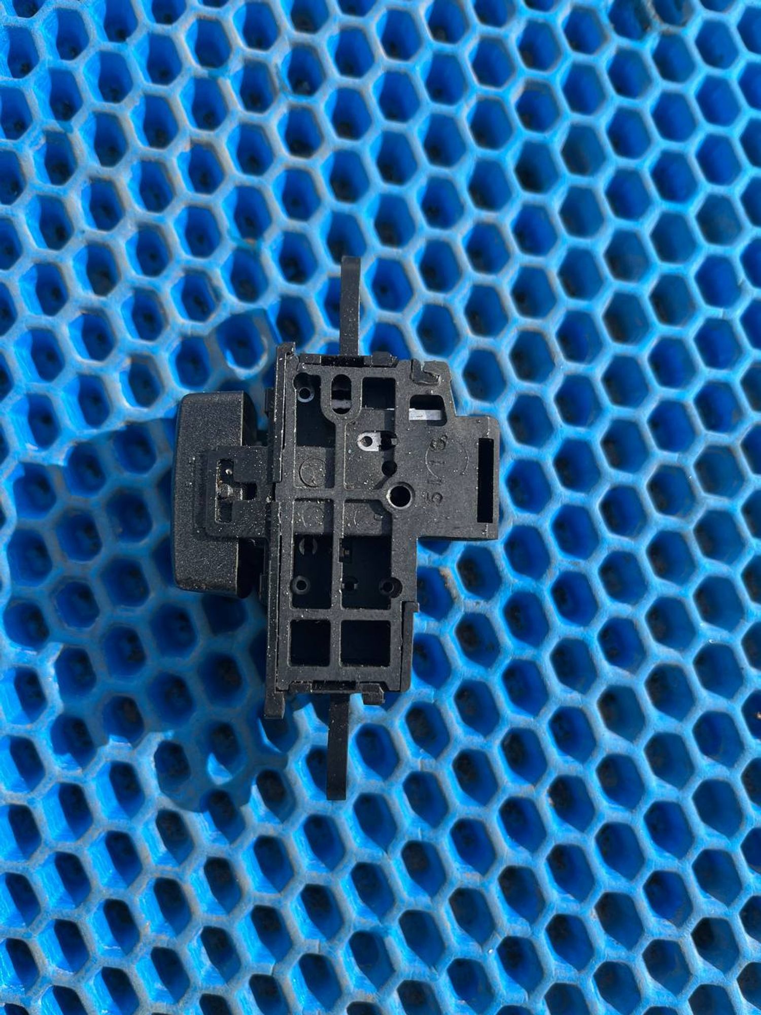 Кнопка открывания лючка Mitsubishi Pajero, III рестайлинг (2002—2006), 1100 рублей, Семиозерка