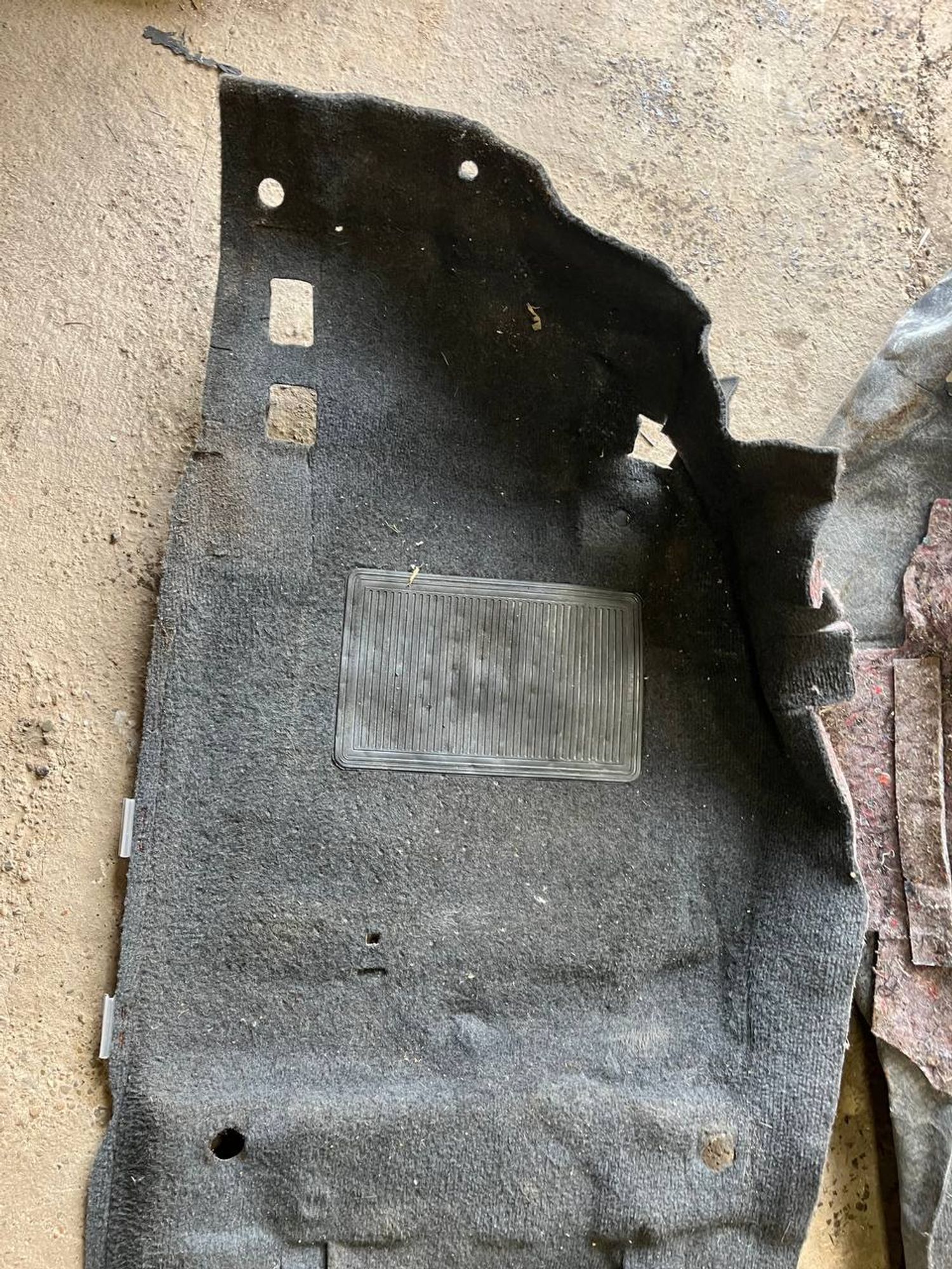 Ковер салона Mitsubishi Pajero, III рестайлинг (2002—2006), 3000 рублей, Семиозерка