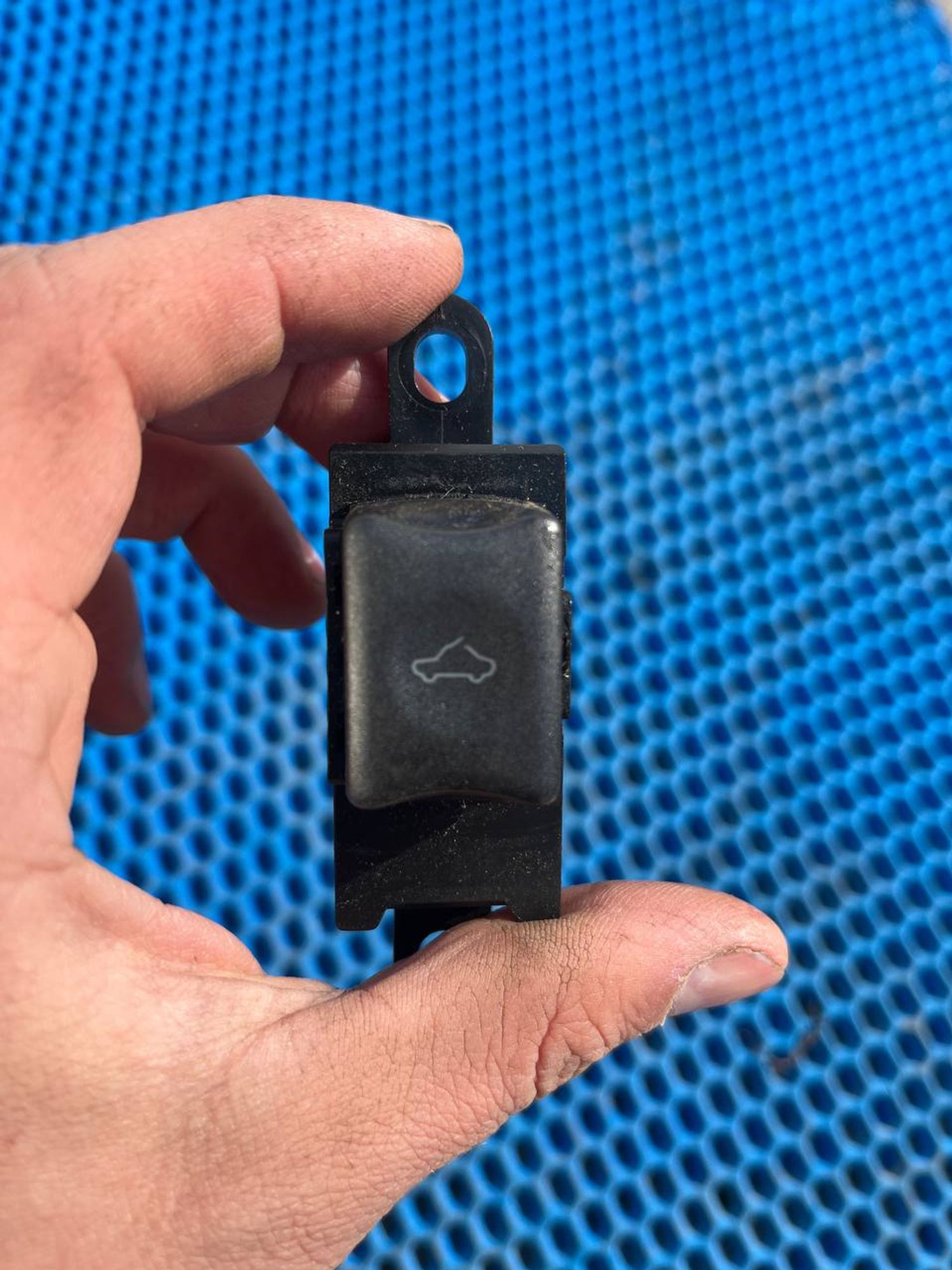 Кнопка открывания лючка Mitsubishi Pajero, III рестайлинг (2002—2006), 1100 рублей, Семиозерка