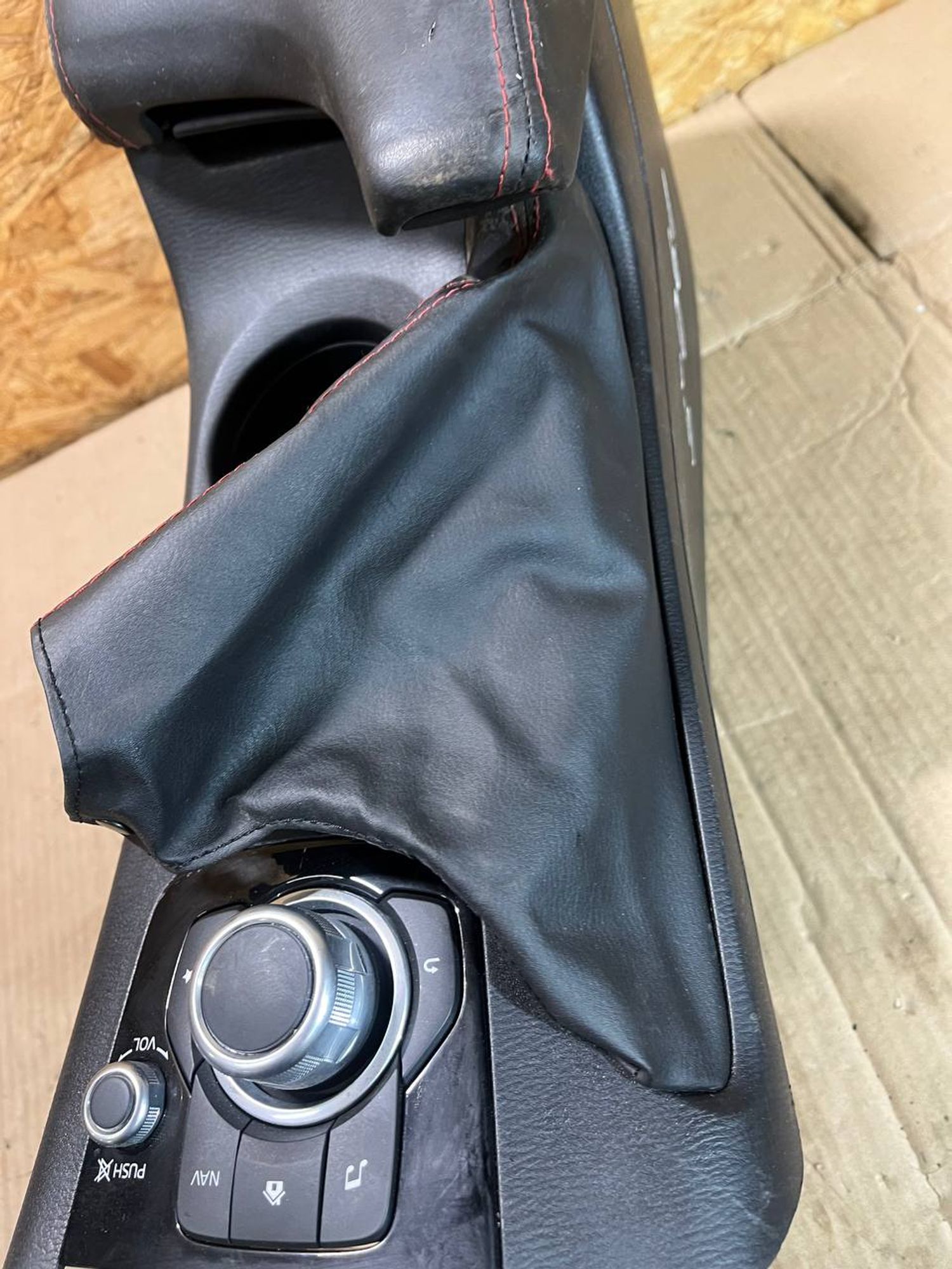 Подлокотник центральный Mazda 3, III (BM) Рестайлинг, 5000 рублей, Семиозерка