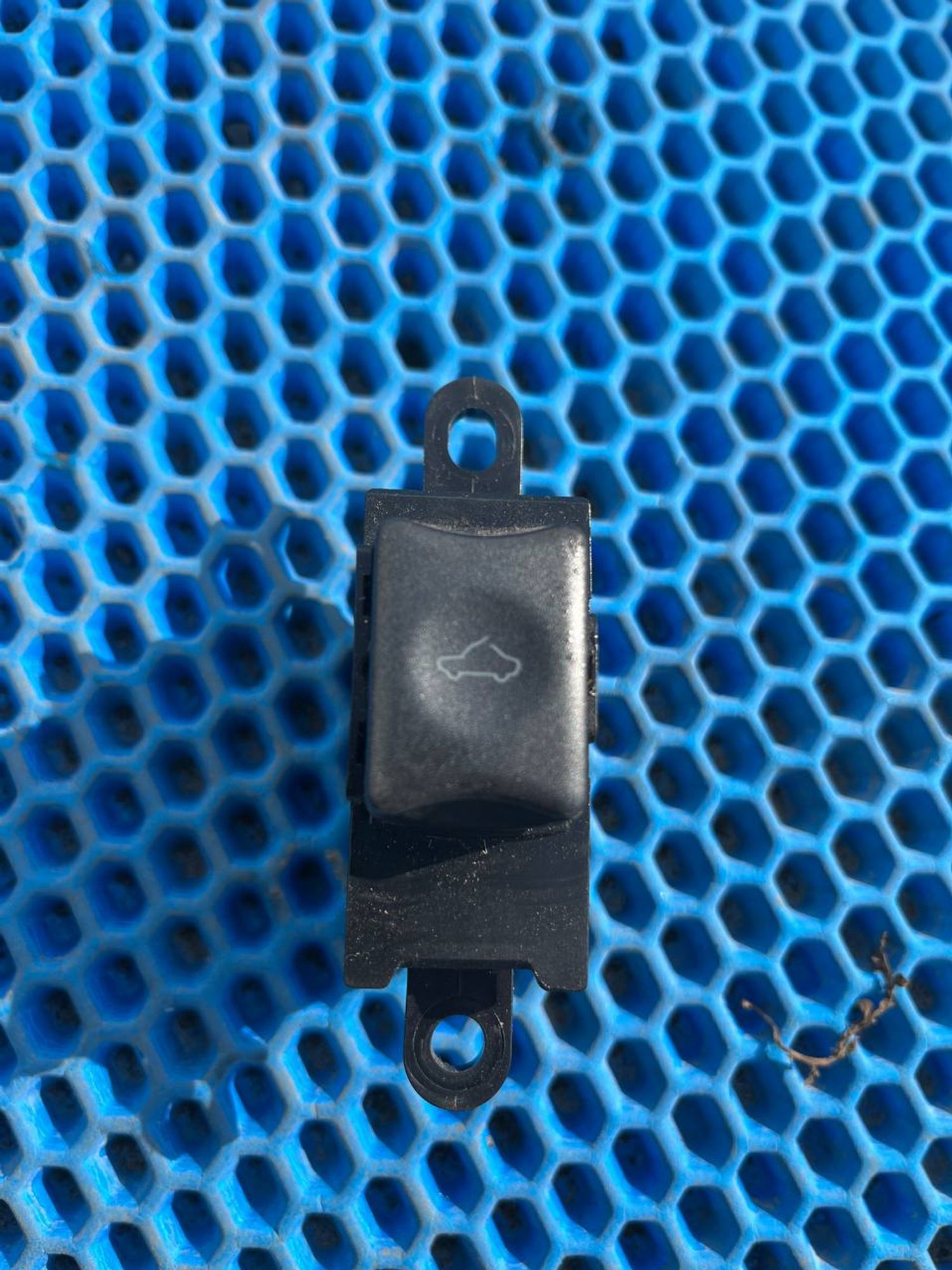 Кнопка открывания лючка Mitsubishi Pajero, III рестайлинг (2002—2006), 1100 рублей, Семиозерка