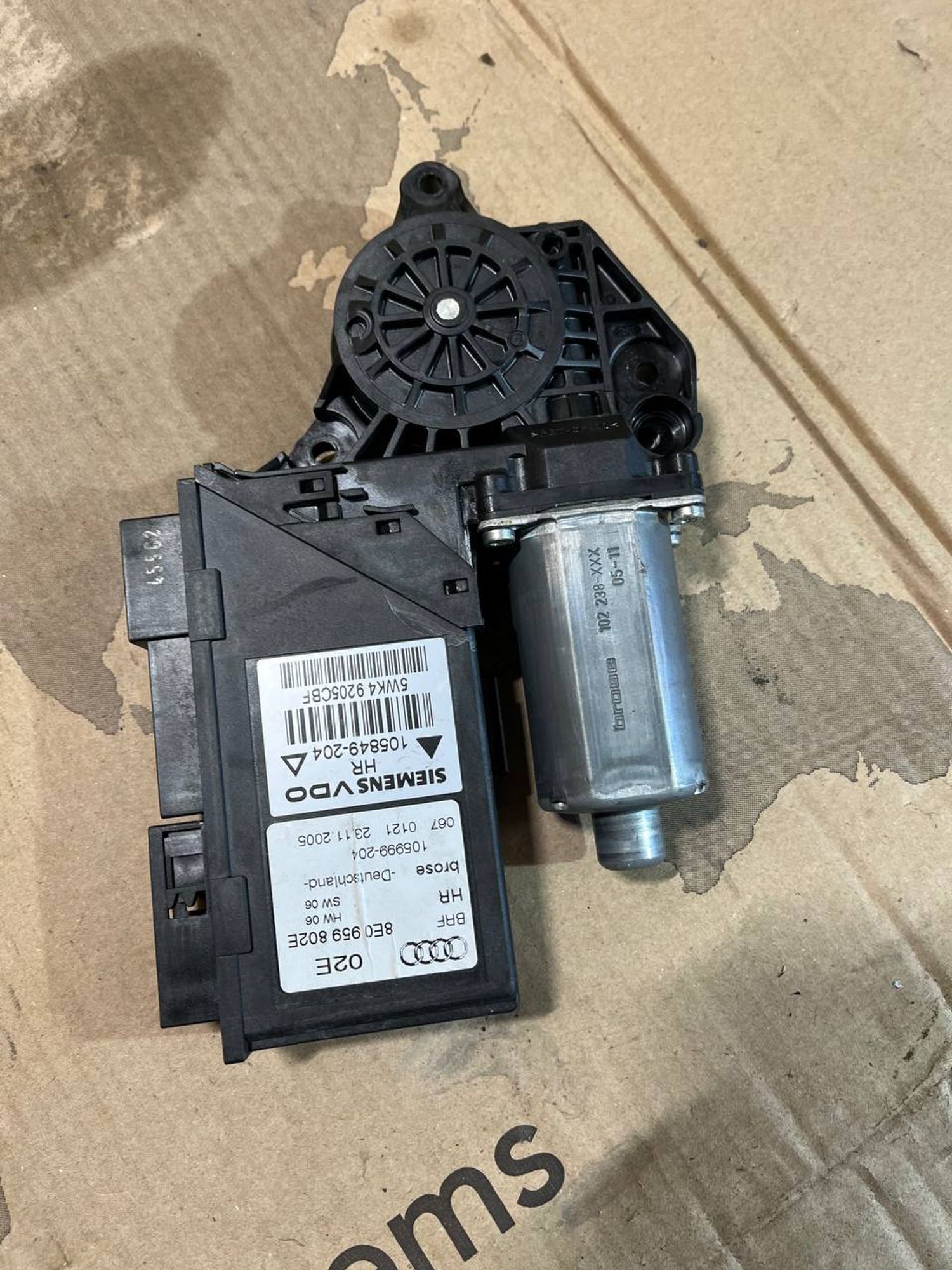 Мотор стеклоподъемника правый задний Audi A4 B7, 1000 рублей, Семиозерка