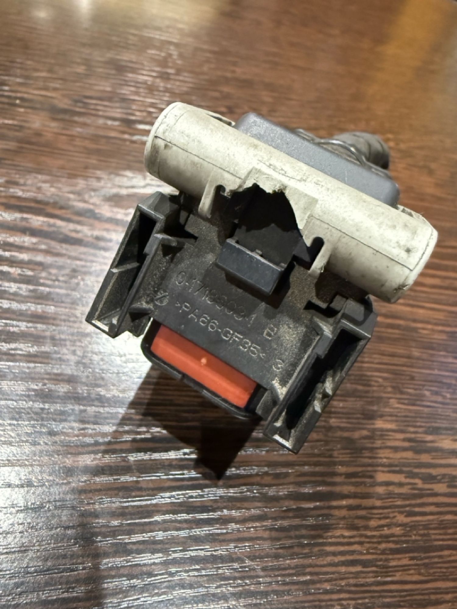 https://ycs.partsauto.market/partsauto-images/thmbs/userImages/43882a47fd2f3f0e3660b9e29cab323a/part/5d6a790d-a36e-4a5d-8487-c0ddb8b717b0_1781635033076.jpg