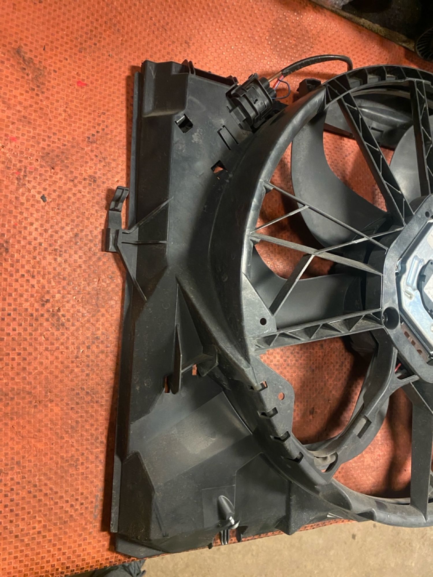 https://ycs.partsauto.market/partsauto-images/thmbs/userImages/4bc412e58a1c6cab6d9447373f981aa7/part/1eb2a813-92d4-4375-8f9a-cbb702773f0c_1744535959240.jpg