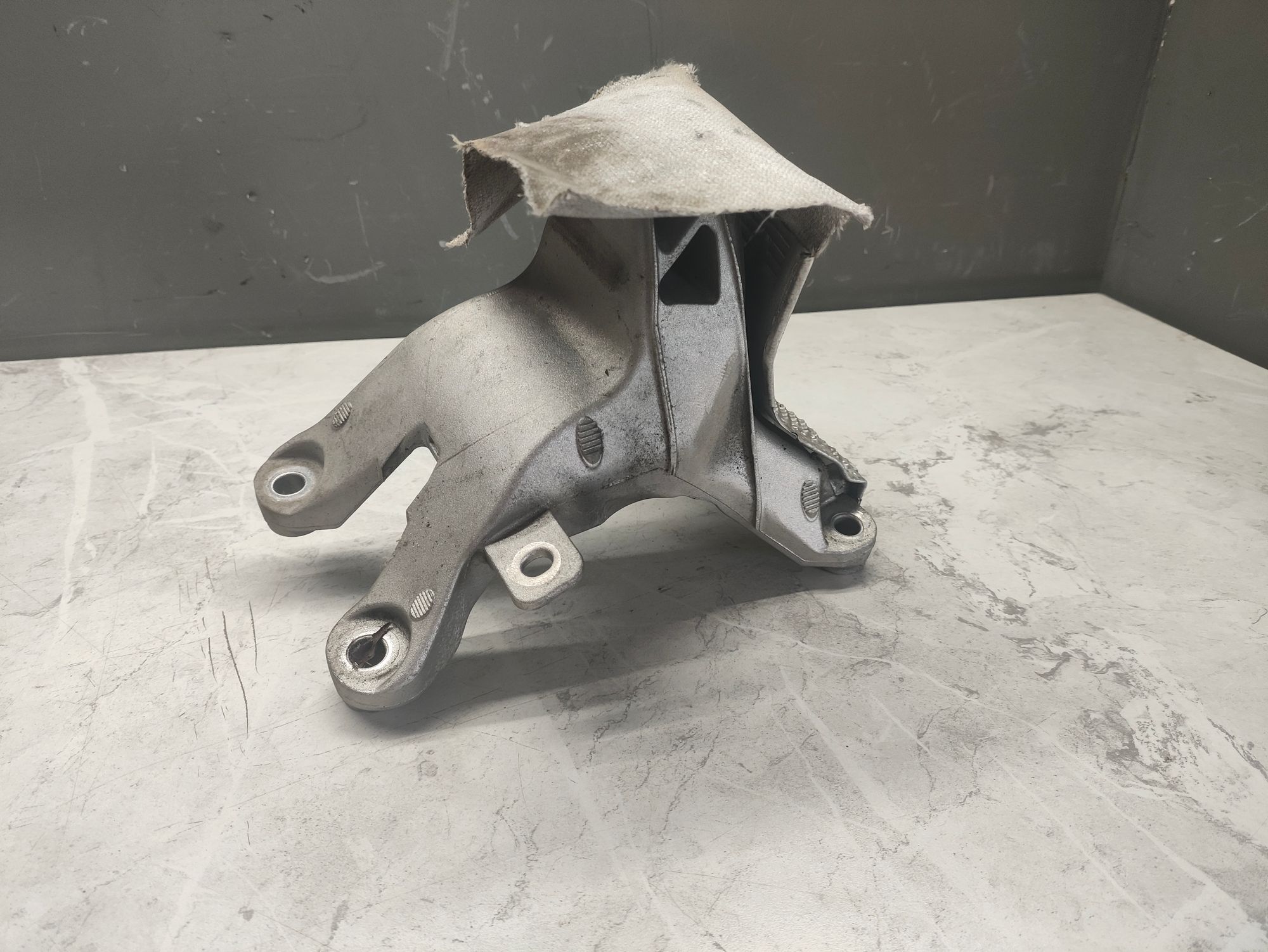 https://ycs.partsauto.market/partsauto-images/thmbs/userImages/6ab8ea4394fc0aced0b69382a3e61955/part/df081cf1-6a90-459c-8c7f-1a51e97e57ae_1785581999190.jpg