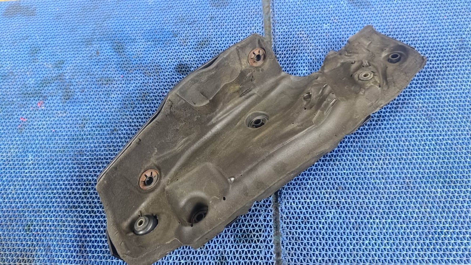 https://ycs.partsauto.market/partsauto-images/thmbs/userImages/72ad5fba4727bffbc6ea9a8c61494201/part/29932d0e-d78f-48df-a650-e6a1b02f6042_1745409472899.jpg