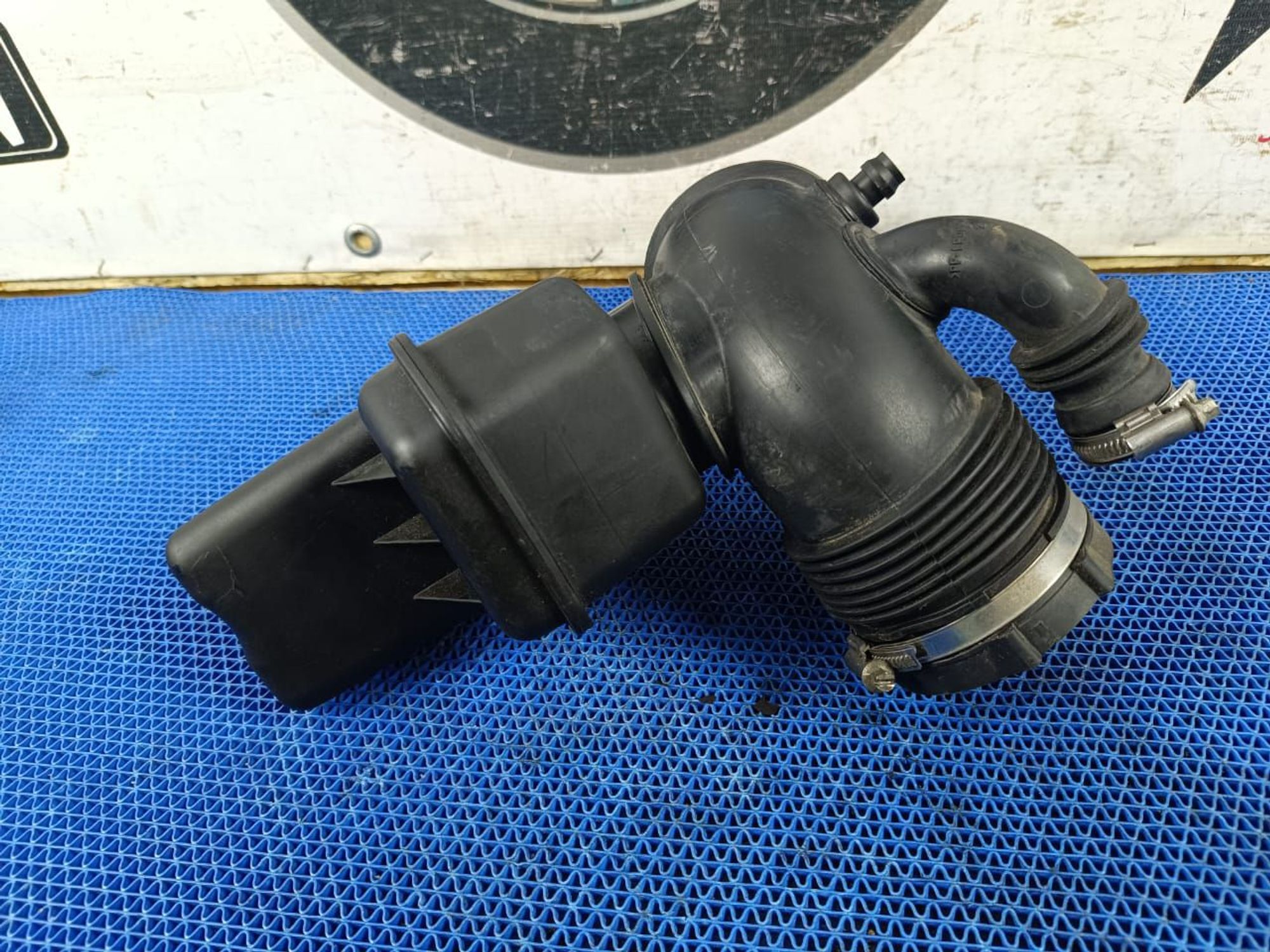 https://ycs.partsauto.market/partsauto-images/thmbs/userImages/72ad5fba4727bffbc6ea9a8c61494201/part/e6d8a67d-97d2-4a53-abd7-04626494f656_1720086726094.jpg