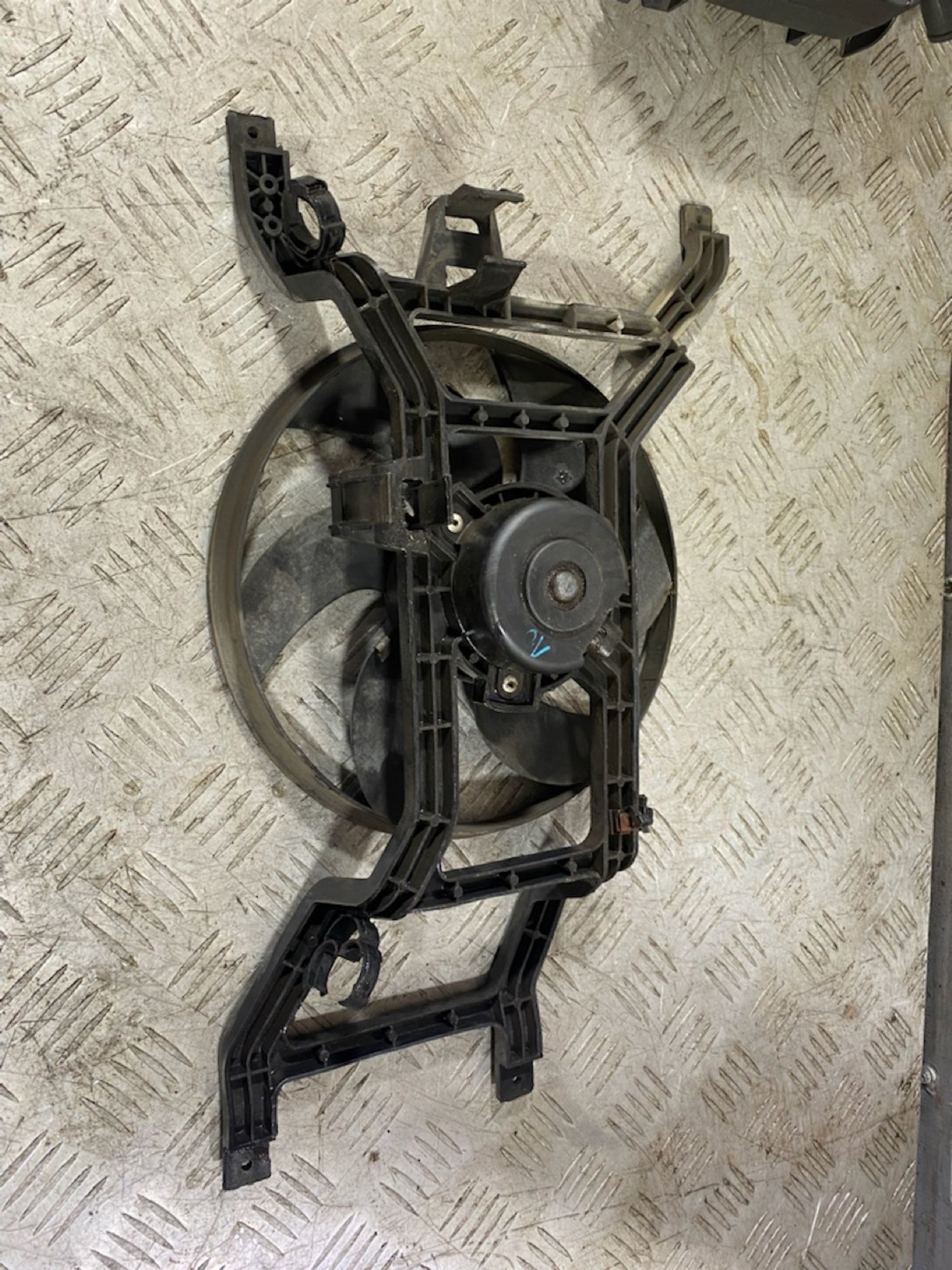 https://ycs.partsauto.market/partsauto-images/thmbs/userImages/7493bedda53ffbba18042670cc6fed05/part/01063712-c3ad-453b-9d2e-e72723f0766a_1723633425955.jpg
