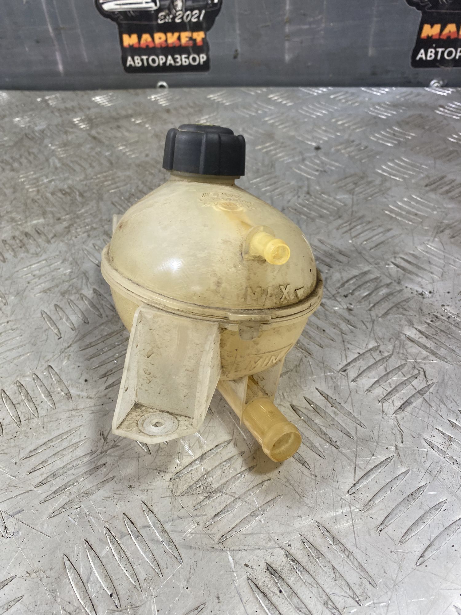 https://ycs.partsauto.market/partsauto-images/thmbs/userImages/7493bedda53ffbba18042670cc6fed05/part/04380ce4-8834-41cb-be50-f90818490562_1718801789667.jpg