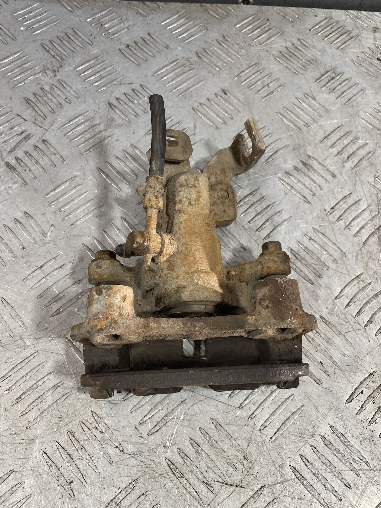 https://ycs.partsauto.market/partsauto-images/thmbs/userImages/7493bedda53ffbba18042670cc6fed05/part/128a6e34-7054-448b-acaa-0b741637142f_1720102792963.jpg