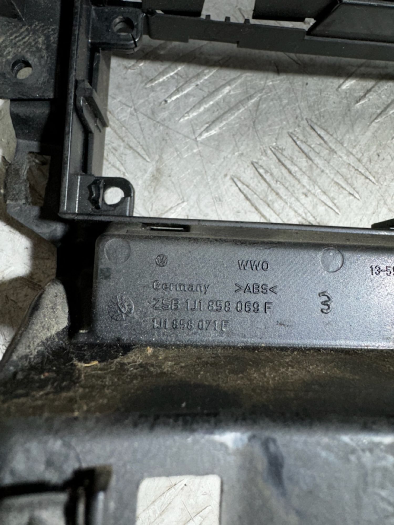 https://ycs.partsauto.market/partsauto-images/thmbs/userImages/7493bedda53ffbba18042670cc6fed05/part/25099d65-19f8-4339-a000-03dc5930da42_1728897134399.jpg