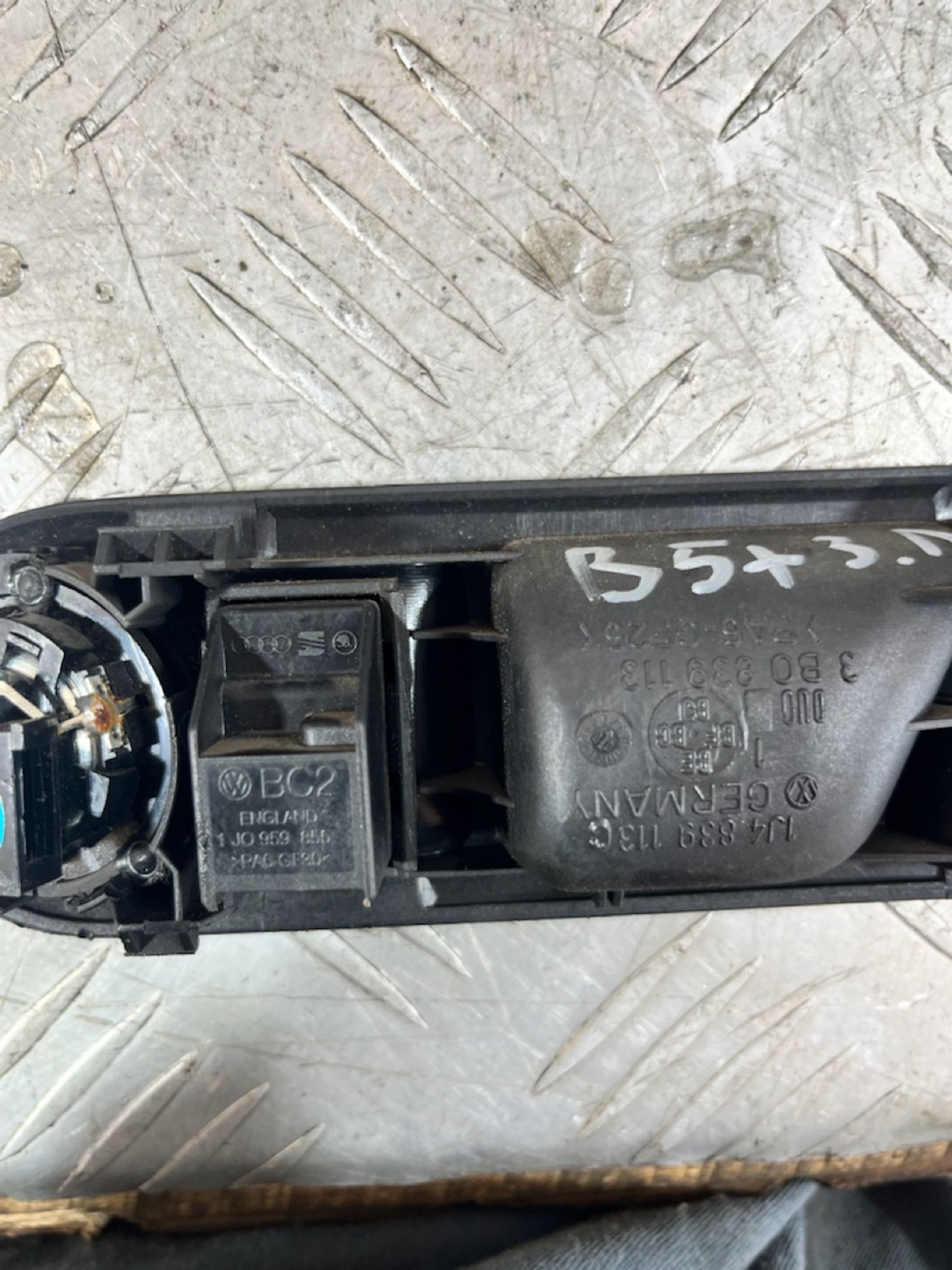 https://ycs.partsauto.market/partsauto-images/thmbs/userImages/7493bedda53ffbba18042670cc6fed05/part/259f8c6c-e944-4797-9301-5551e7a8b159_1721304136811.jpg