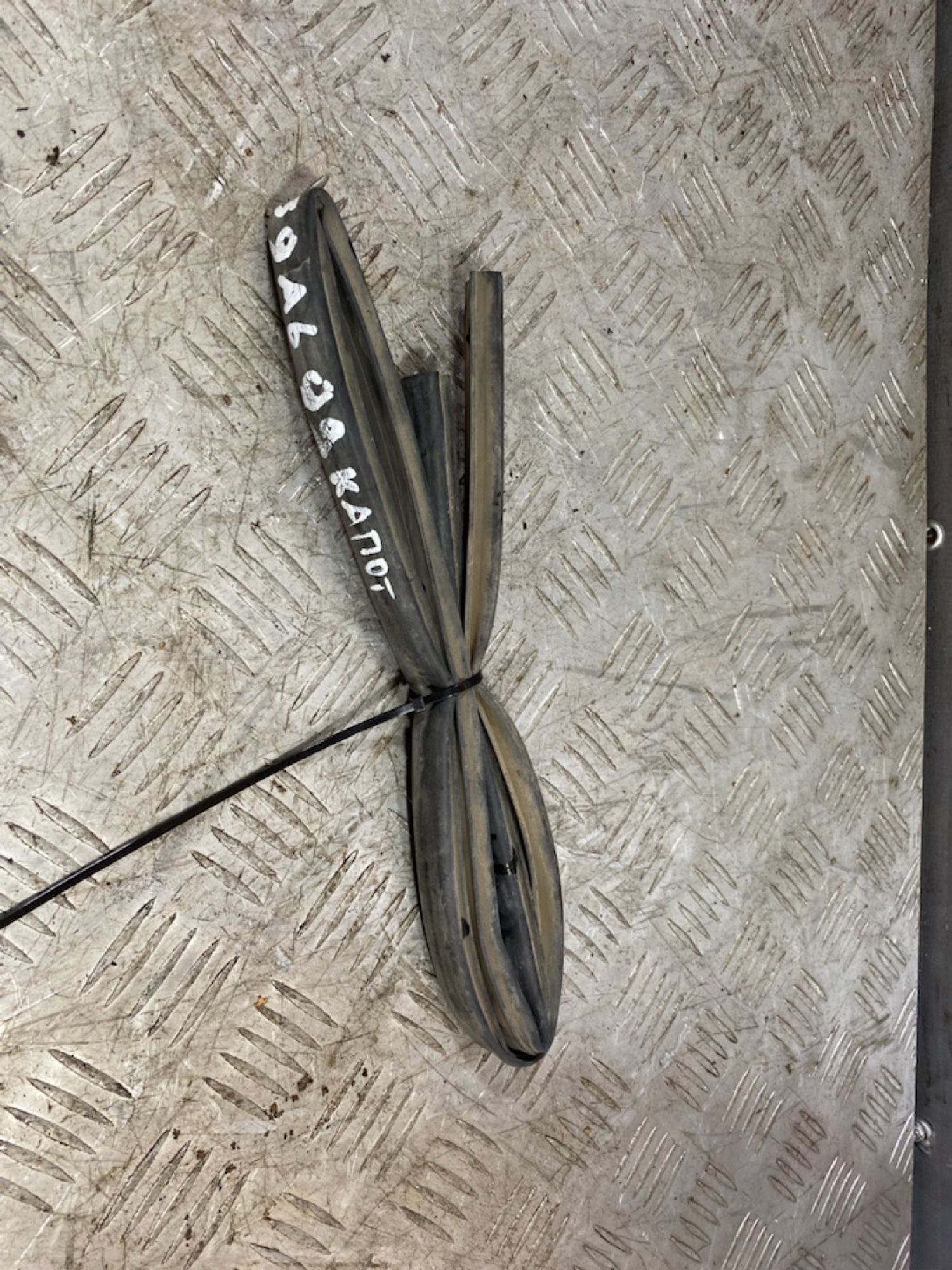 https://ycs.partsauto.market/partsauto-images/thmbs/userImages/7493bedda53ffbba18042670cc6fed05/part/2828d679-2828-4e6b-b9ce-5b2e3641e295_1720527278471.jpg