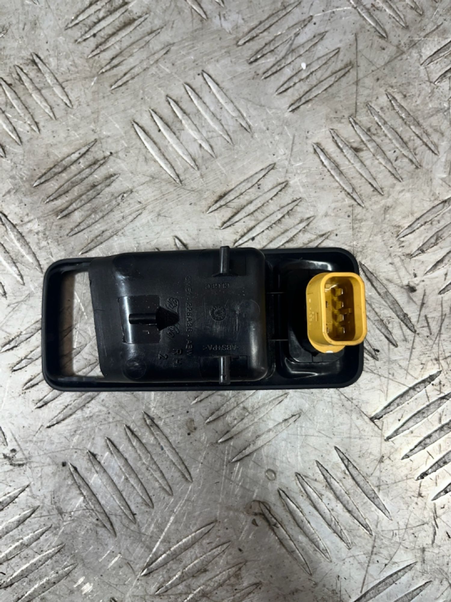 https://ycs.partsauto.market/partsauto-images/thmbs/userImages/7493bedda53ffbba18042670cc6fed05/part/35c9b2cc-48fa-4ee7-a689-489b7006a406_1720614527723.jpg
