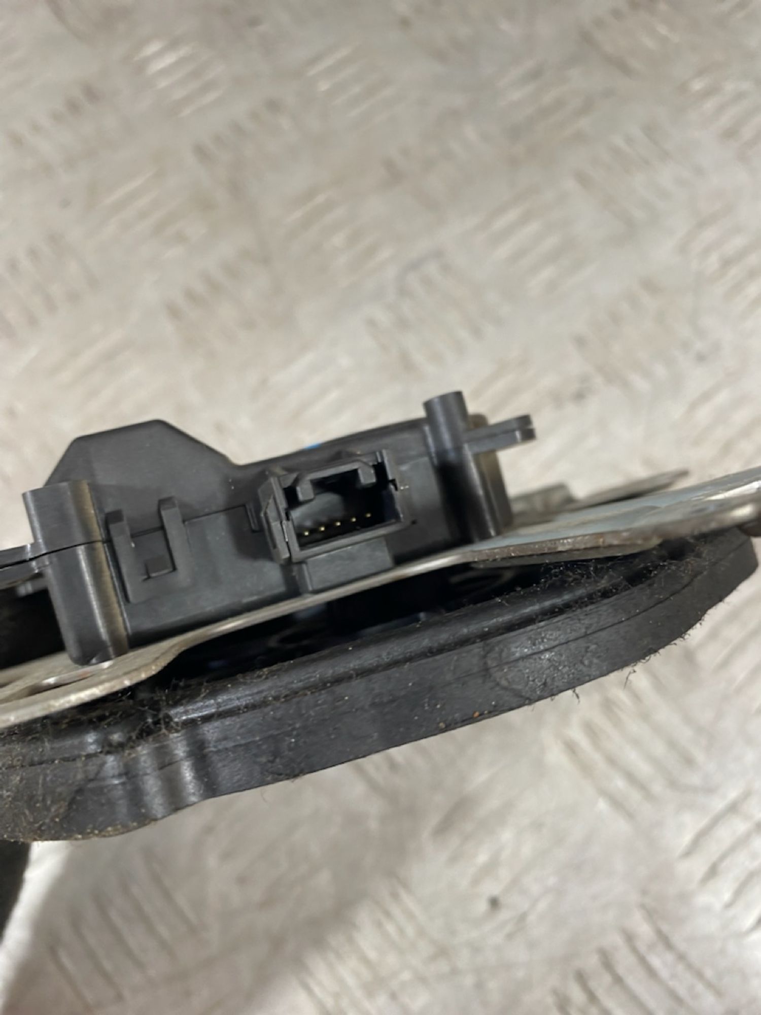 https://ycs.partsauto.market/partsauto-images/thmbs/userImages/7493bedda53ffbba18042670cc6fed05/part/46780554-c72d-4ac2-a71e-de404d0c4aa8_1722256034015.jpg