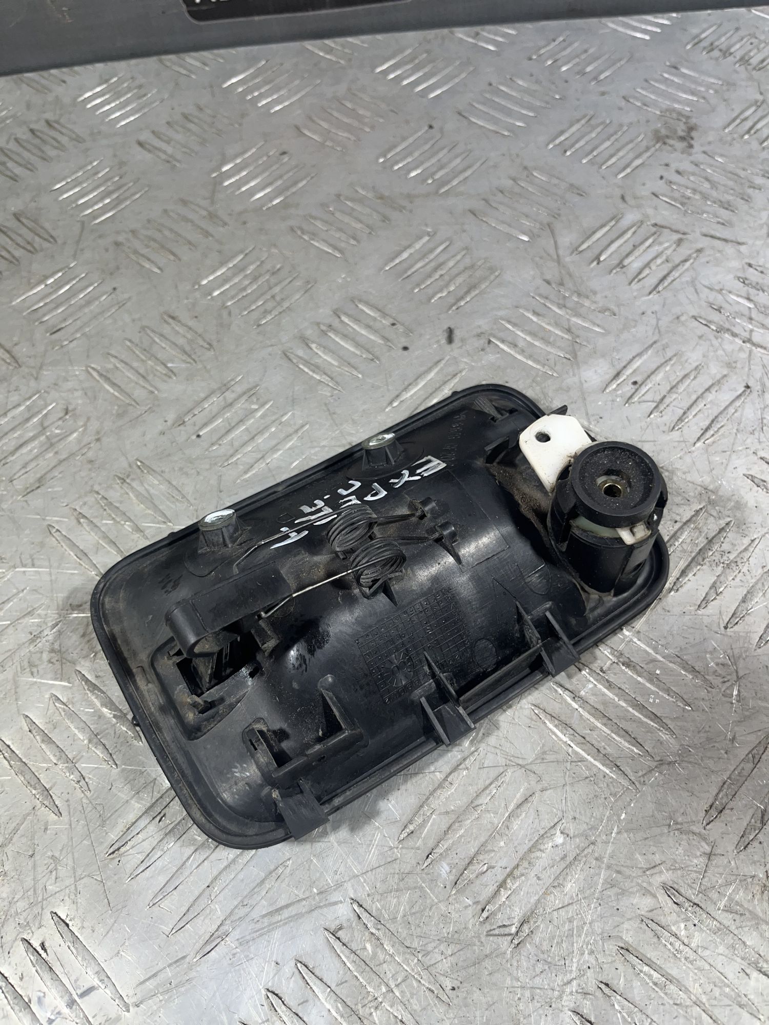 https://ycs.partsauto.market/partsauto-images/thmbs/userImages/7493bedda53ffbba18042670cc6fed05/part/4fa22456-c862-4f5f-8ae5-02af3d72b68a_1718183383537.jpg