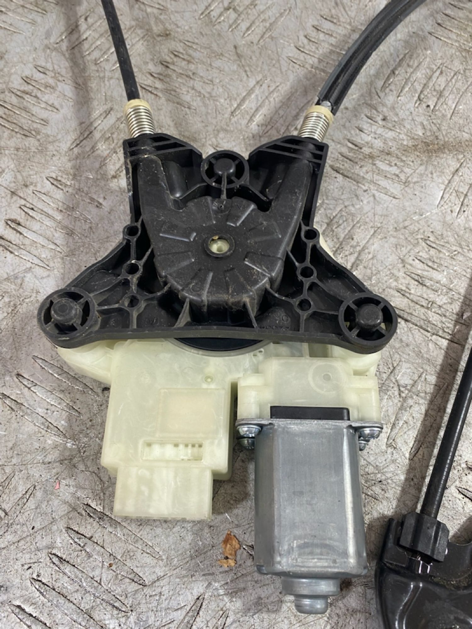 https://ycs.partsauto.market/partsauto-images/thmbs/userImages/7493bedda53ffbba18042670cc6fed05/part/51b9358f-cd91-4bf2-9a1a-bbfab0bff7a7_1724085059034.jpg