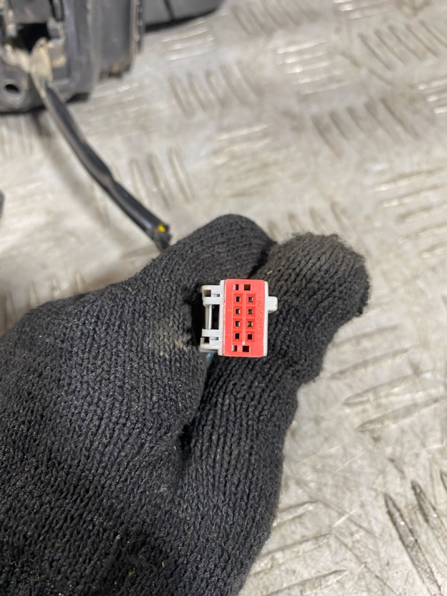 https://ycs.partsauto.market/partsauto-images/thmbs/userImages/7493bedda53ffbba18042670cc6fed05/part/67942835-a8d1-4454-9a69-502684b68f26_1721135602228.jpg