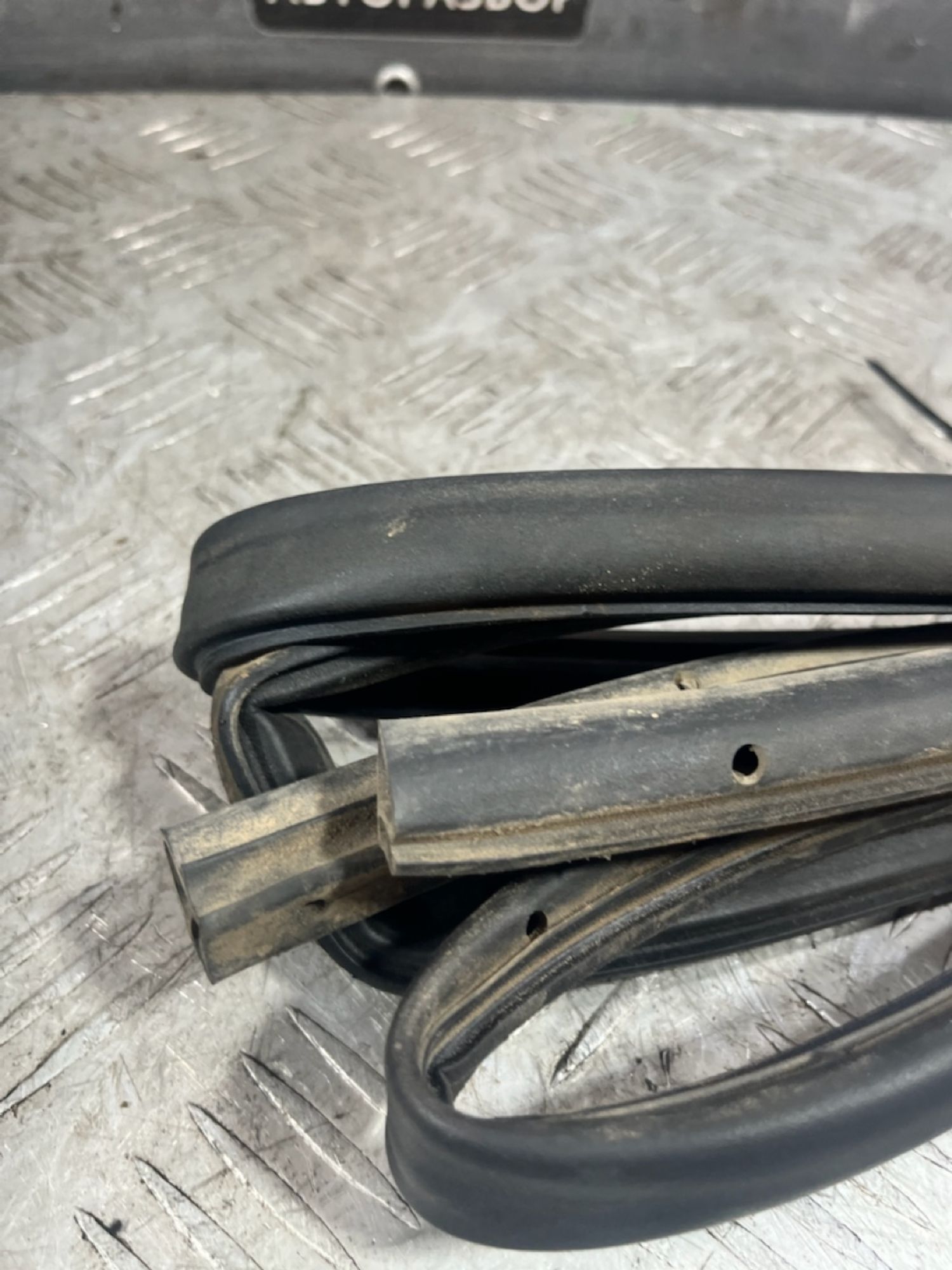 https://ycs.partsauto.market/partsauto-images/thmbs/userImages/7493bedda53ffbba18042670cc6fed05/part/6a7cdf1d-172d-497d-8efc-718afc425d23_1720697589645.jpg