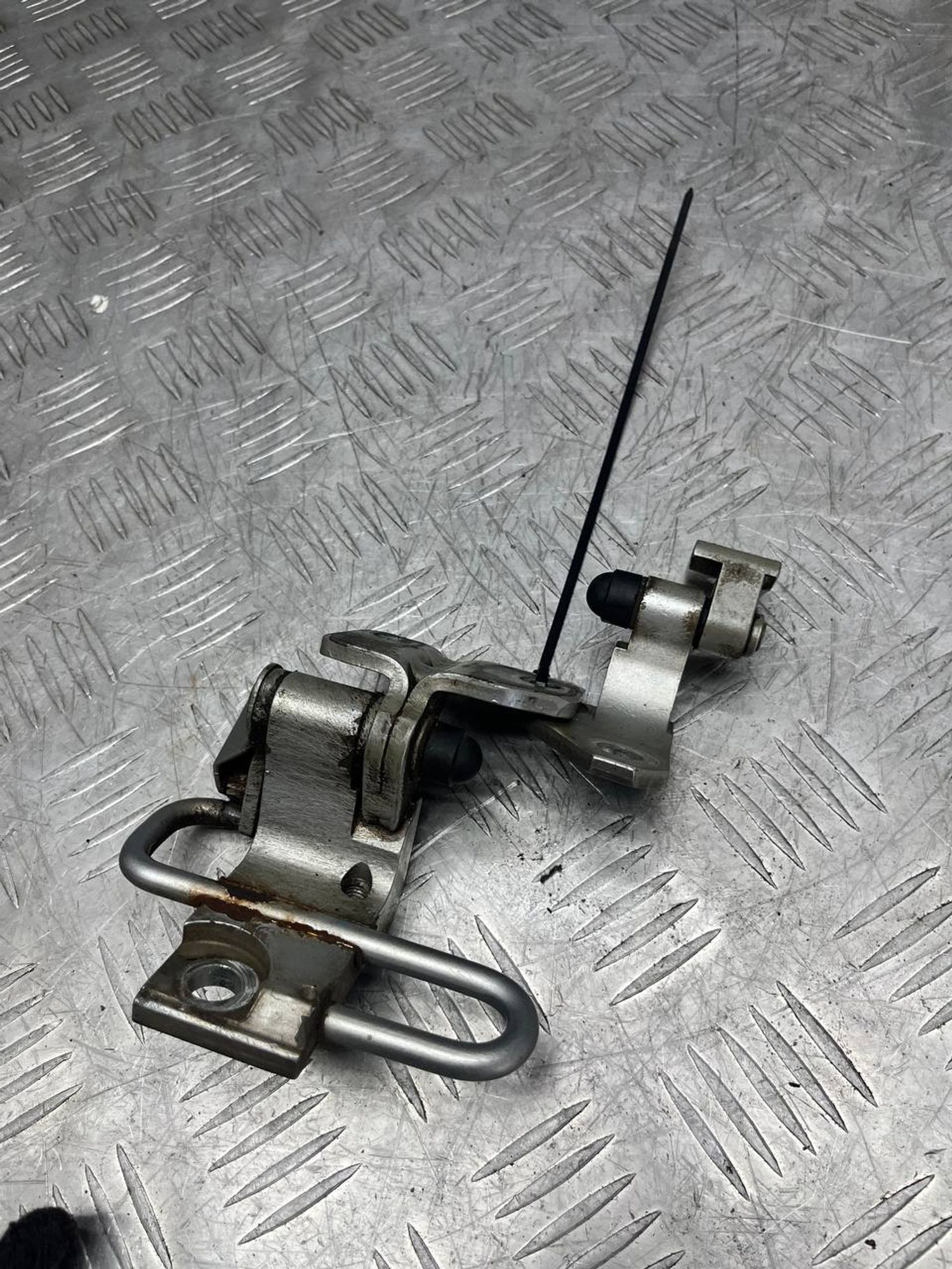 https://ycs.partsauto.market/partsauto-images/thmbs/userImages/7493bedda53ffbba18042670cc6fed05/part/b21a1056-9e1d-4330-a58f-00509470e2b9_1718279452921.jpg