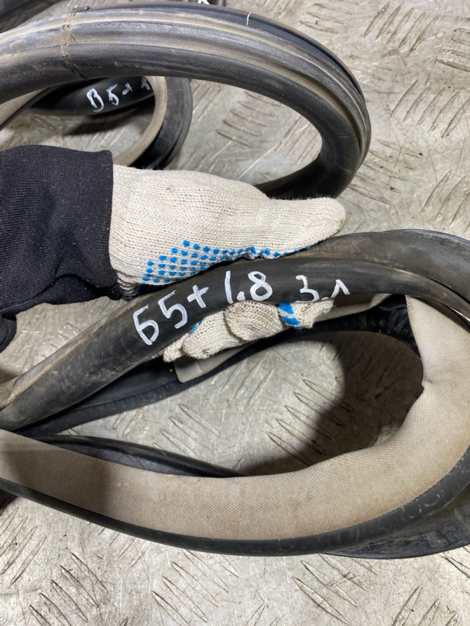 https://ycs.partsauto.market/partsauto-images/thmbs/userImages/7493bedda53ffbba18042670cc6fed05/part/b48728a1-862d-4d84-bab6-dcbc4f271ec7_1727874889536.jpg