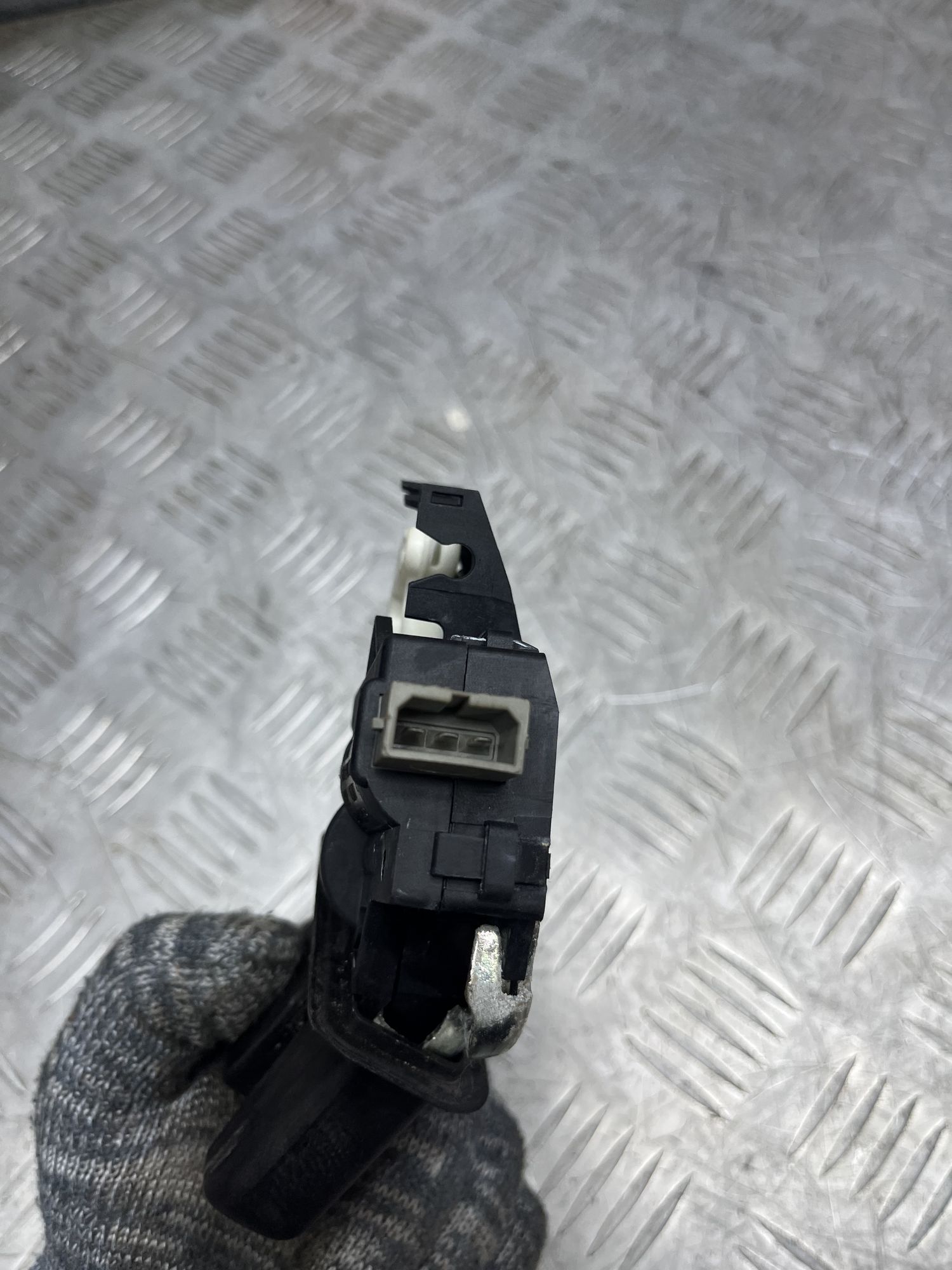https://ycs.partsauto.market/partsauto-images/thmbs/userImages/7493bedda53ffbba18042670cc6fed05/part/b89cdb3d-e688-4559-8101-a8ef4e74a9a7_1717667201429.jpg