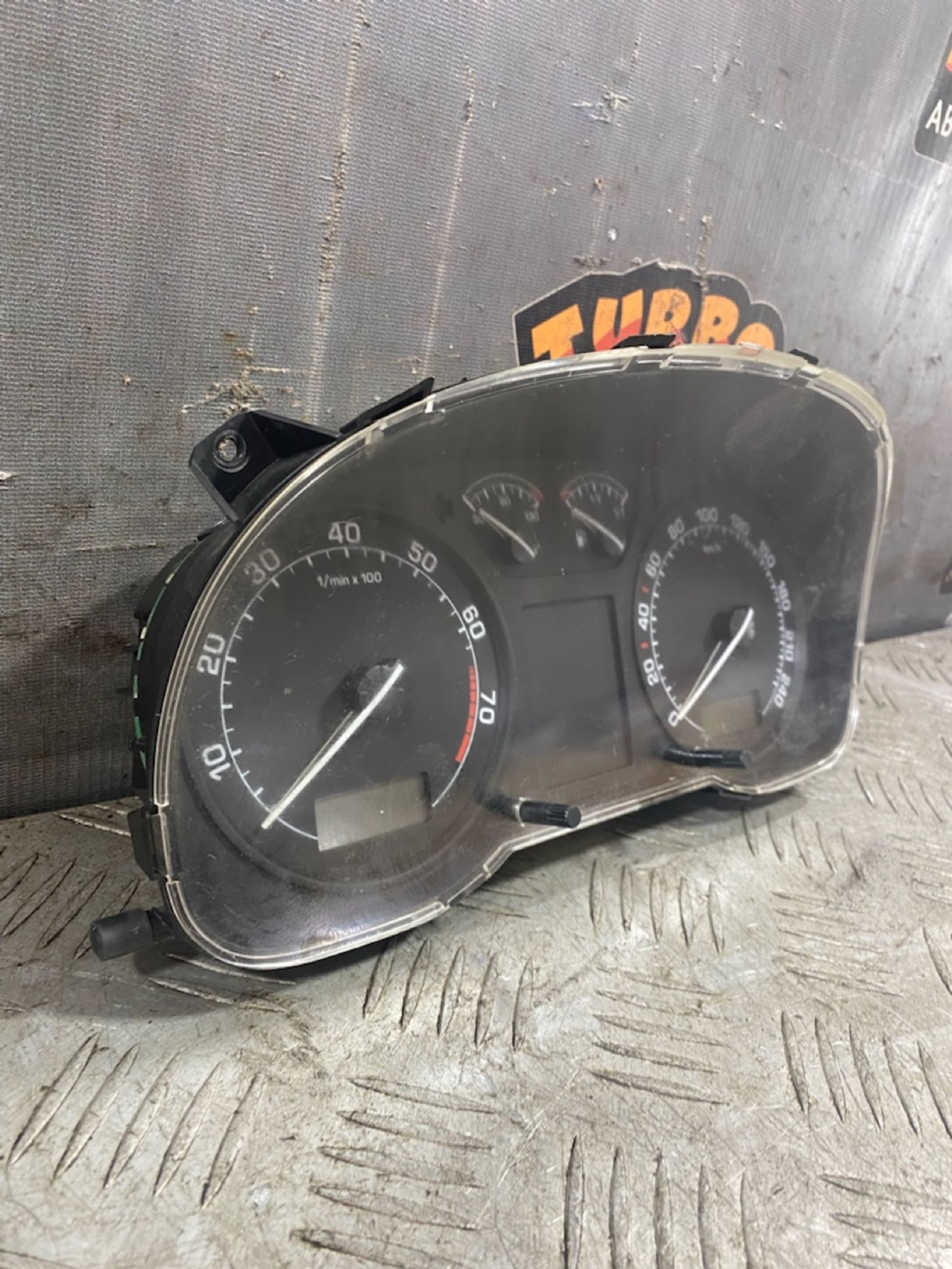 https://ycs.partsauto.market/partsauto-images/thmbs/userImages/7493bedda53ffbba18042670cc6fed05/part/c7cae96d-b619-4b63-a5d3-bda5e37951af_1726226020435.jpg