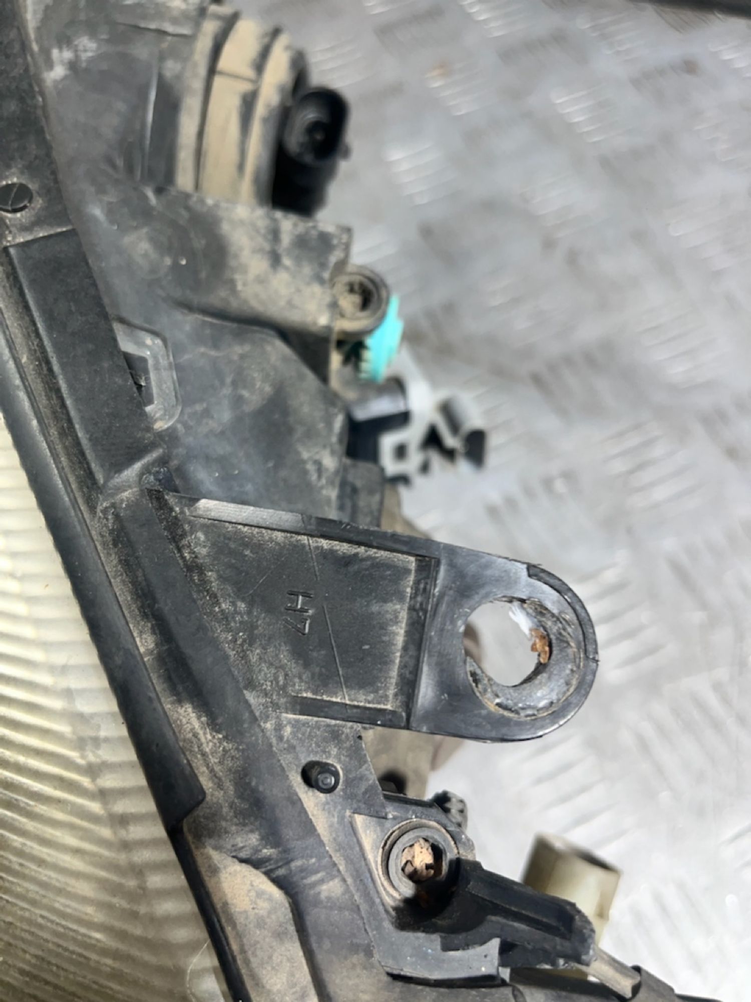 https://ycs.partsauto.market/partsauto-images/thmbs/userImages/7493bedda53ffbba18042670cc6fed05/part/c9c736c8-5265-49ee-987c-0b7bdeed045b_1729752683060.jpg