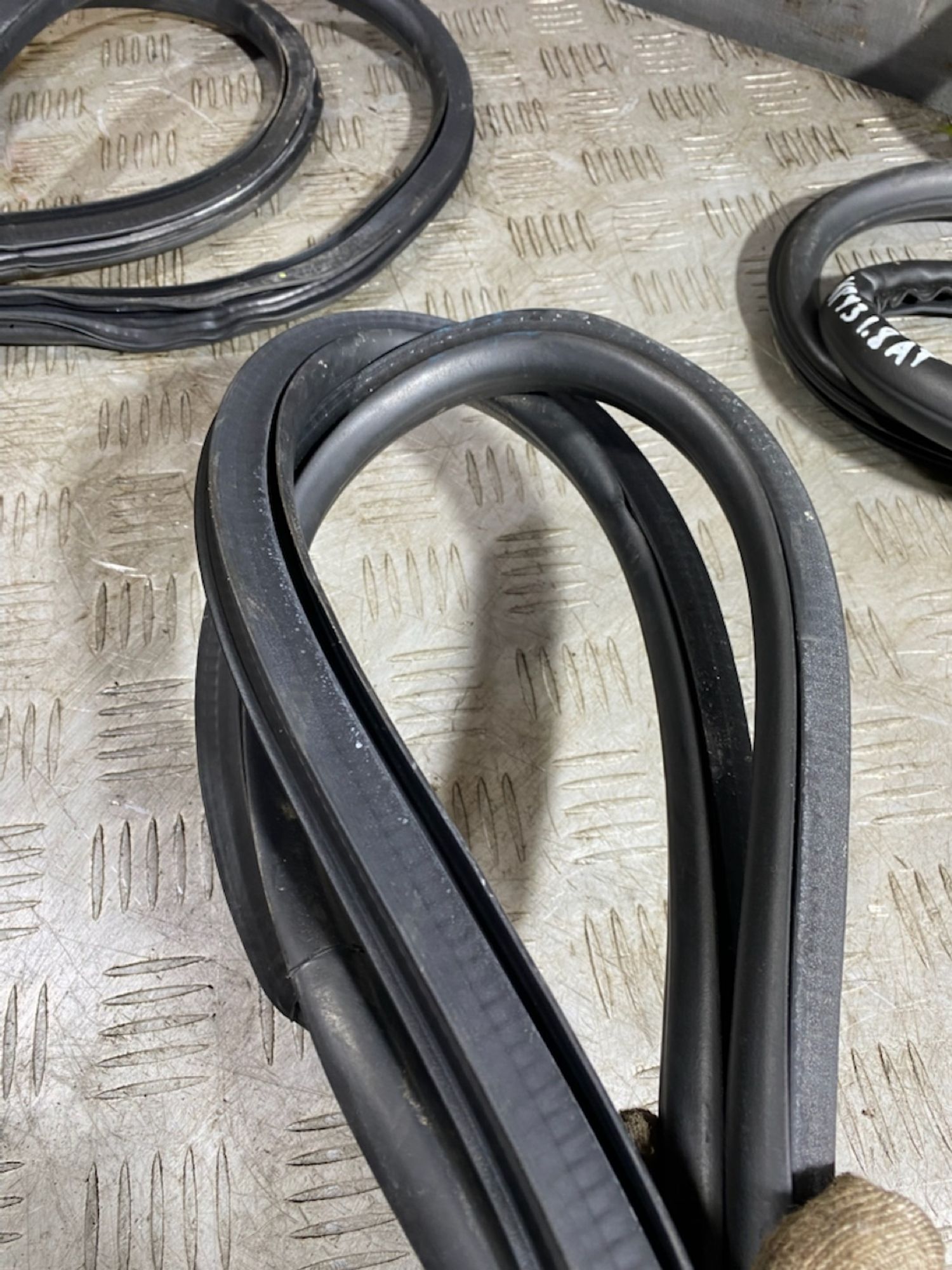https://ycs.partsauto.market/partsauto-images/thmbs/userImages/7493bedda53ffbba18042670cc6fed05/part/ca44ea97-6782-49f3-8f61-31d23ded7d4c_1728564277514.jpg