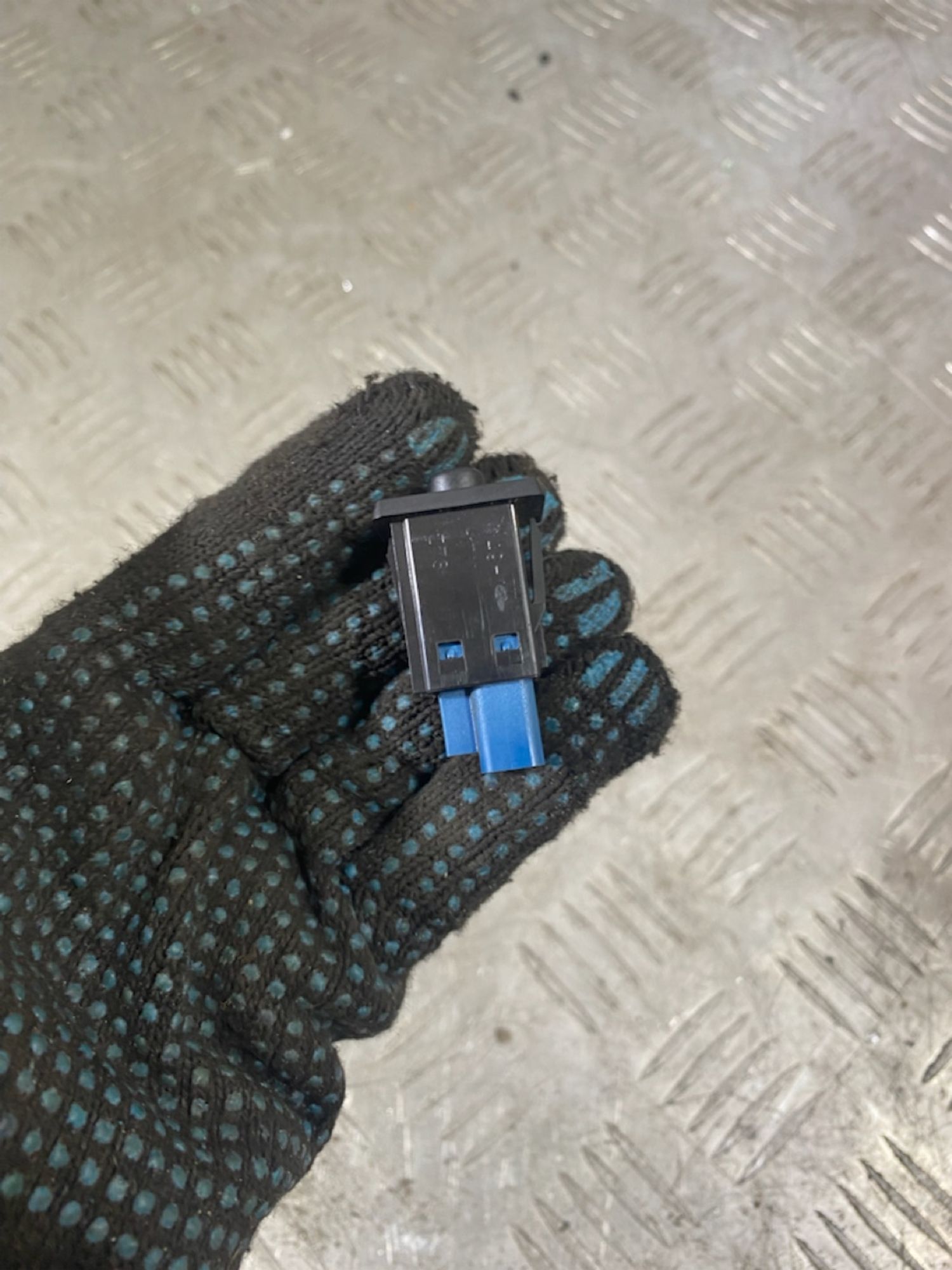 https://ycs.partsauto.market/partsauto-images/thmbs/userImages/7493bedda53ffbba18042670cc6fed05/part/cf3035b4-136d-4a21-890d-d781ec4df93c_1722076700143.jpg