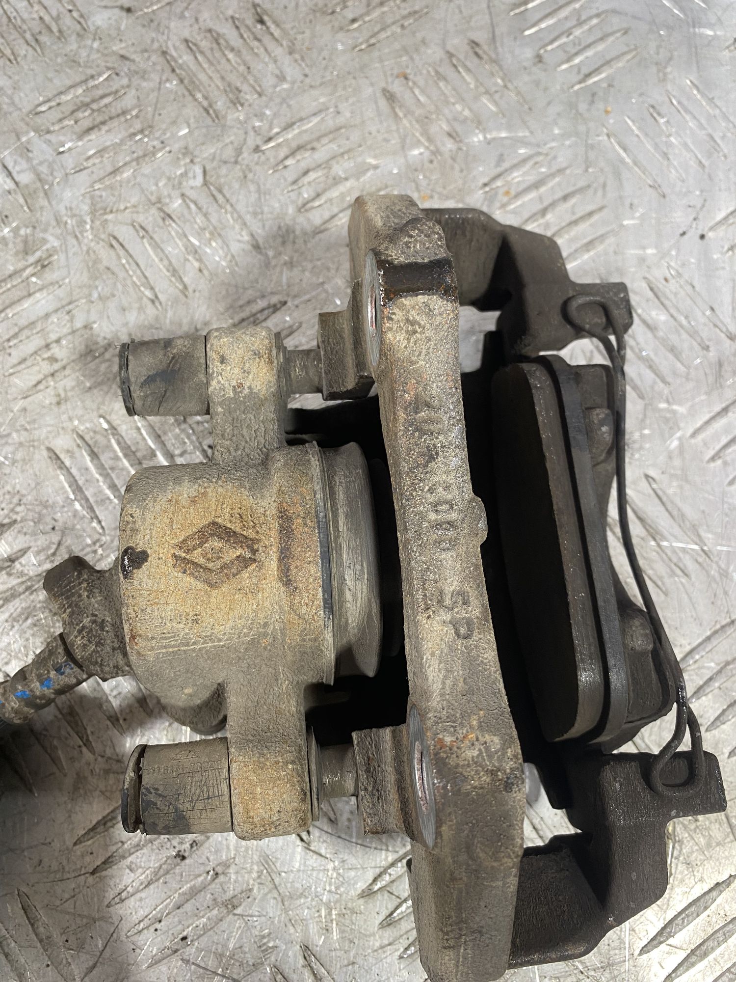 https://ycs.partsauto.market/partsauto-images/thmbs/userImages/7493bedda53ffbba18042670cc6fed05/part/d3eb5cf0-8088-47ef-9d85-a10f87557e94_1718796303804.jpg