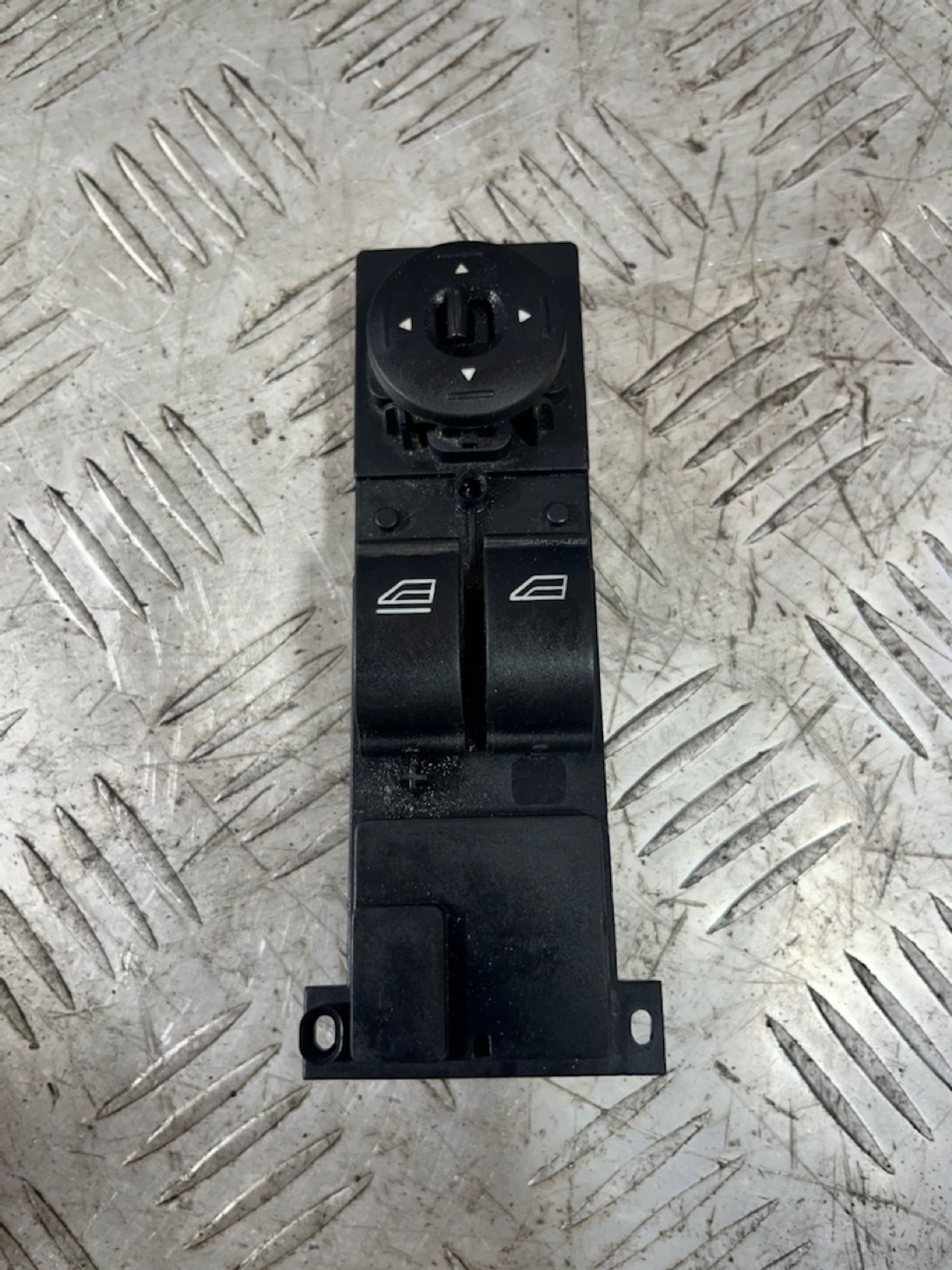 https://ycs.partsauto.market/partsauto-images/thmbs/userImages/7493bedda53ffbba18042670cc6fed05/part/e567f910-8983-4d88-89b8-1221d6e01c0c_1720680748071.jpg