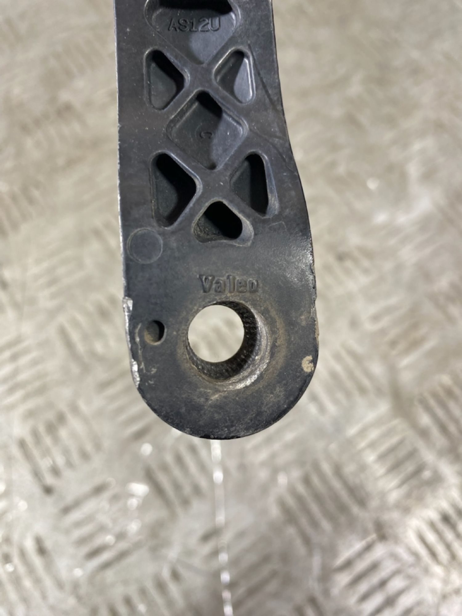 https://ycs.partsauto.market/partsauto-images/thmbs/userImages/7493bedda53ffbba18042670cc6fed05/part/e7677c4f-7933-432f-aee3-84343d9c243c_1723124505100.jpg