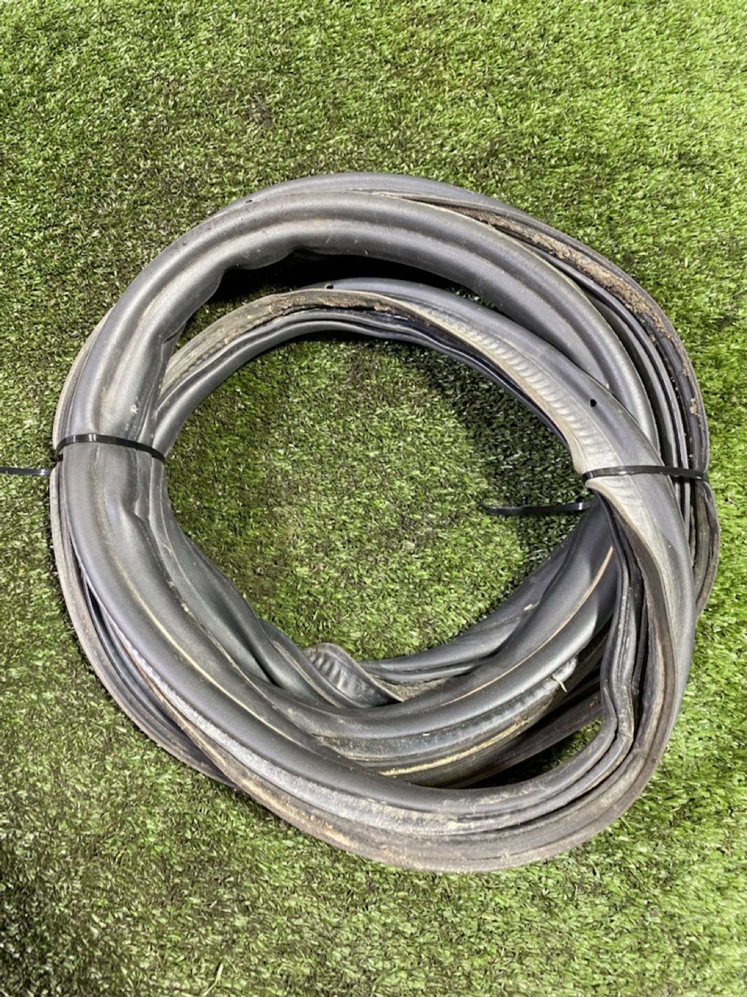 https://ycs.partsauto.market/partsauto-images/thmbs/userImages/7493bedda53ffbba18042670cc6fed05/part/eaef0780-4853-4eee-b2e8-c4308e53fb03_1744798963644.jpg