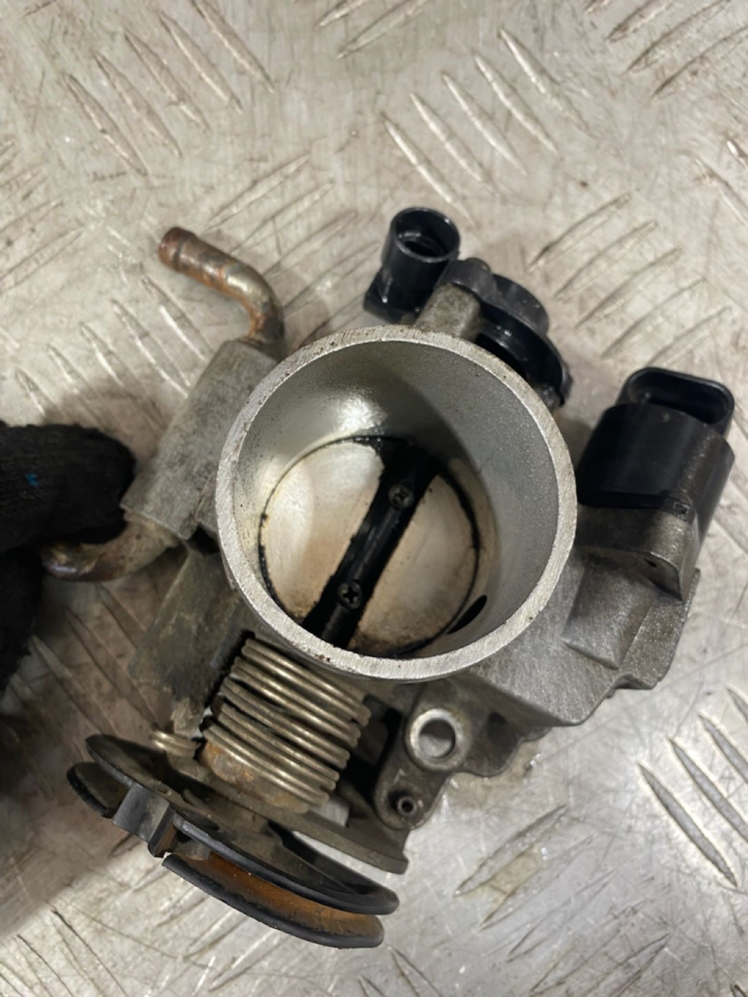 https://ycs.partsauto.market/partsauto-images/thmbs/userImages/7493bedda53ffbba18042670cc6fed05/part/ebd74773-d48b-43b8-938c-f342118f08ee_1721656590649.jpg