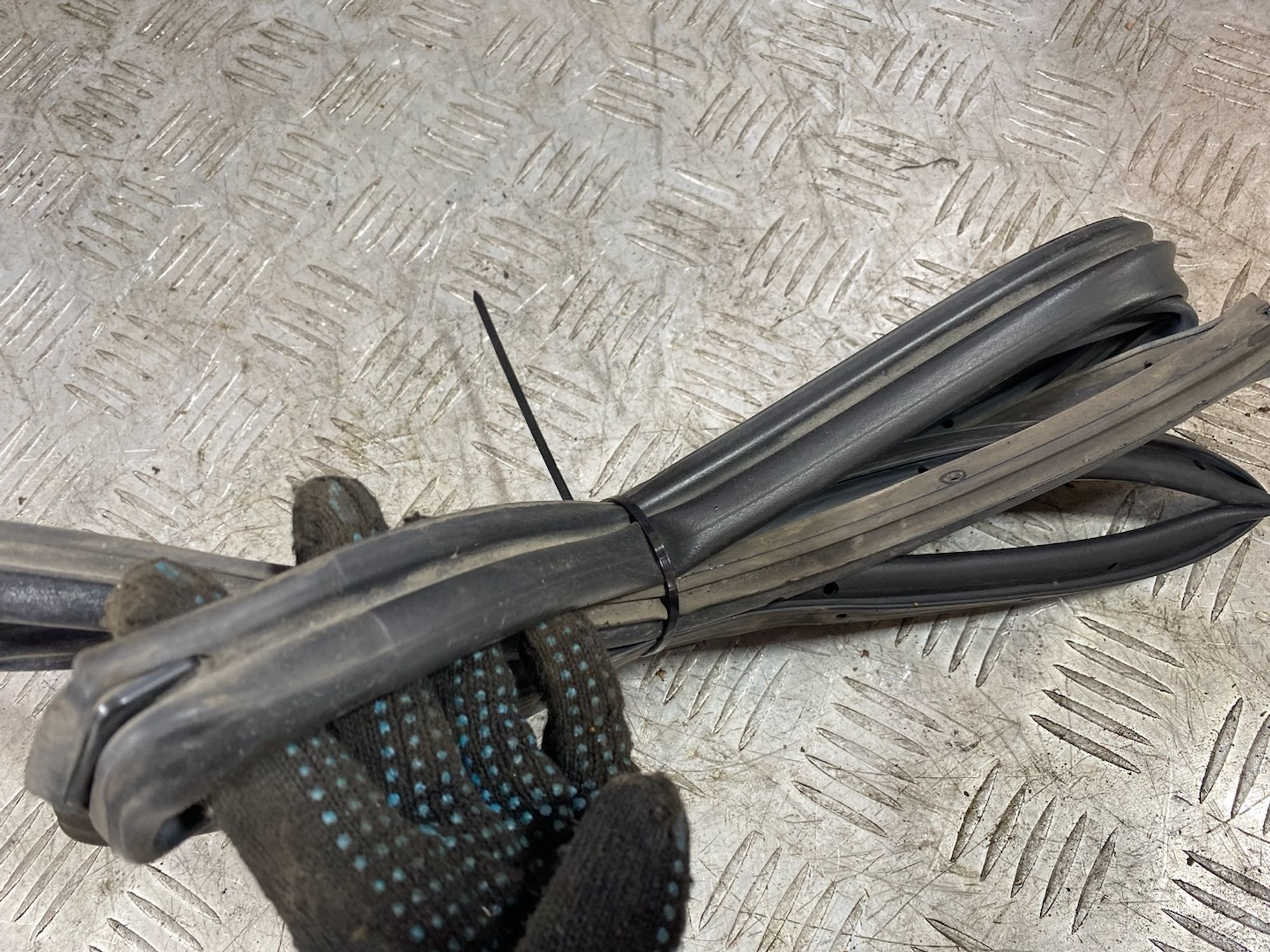 https://ycs.partsauto.market/partsauto-images/thmbs/userImages/7493bedda53ffbba18042670cc6fed05/part/edbeaa85-cd8d-4835-a9e6-971972d37aa8_1720527058841.jpg