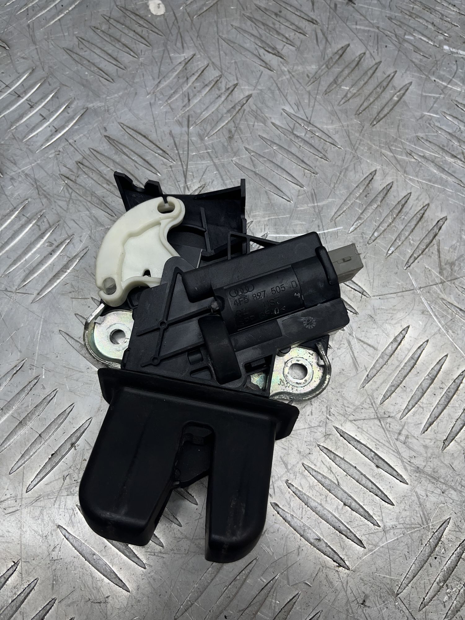 https://ycs.partsauto.market/partsauto-images/thmbs/userImages/7493bedda53ffbba18042670cc6fed05/part/ef18265e-b8a8-45ad-a1ea-7ec9eef36e33_1717667211511.jpg