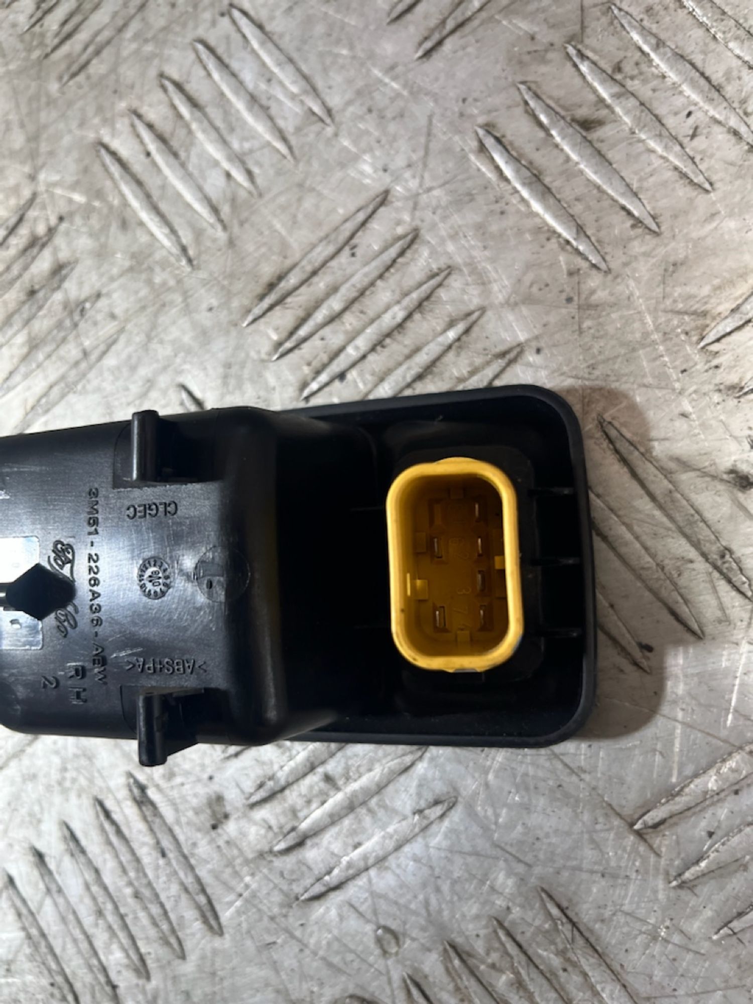 https://ycs.partsauto.market/partsauto-images/thmbs/userImages/7493bedda53ffbba18042670cc6fed05/part/efd63e54-08ba-4d37-ab88-fedf2c68ffe3_1720614780860.jpg
