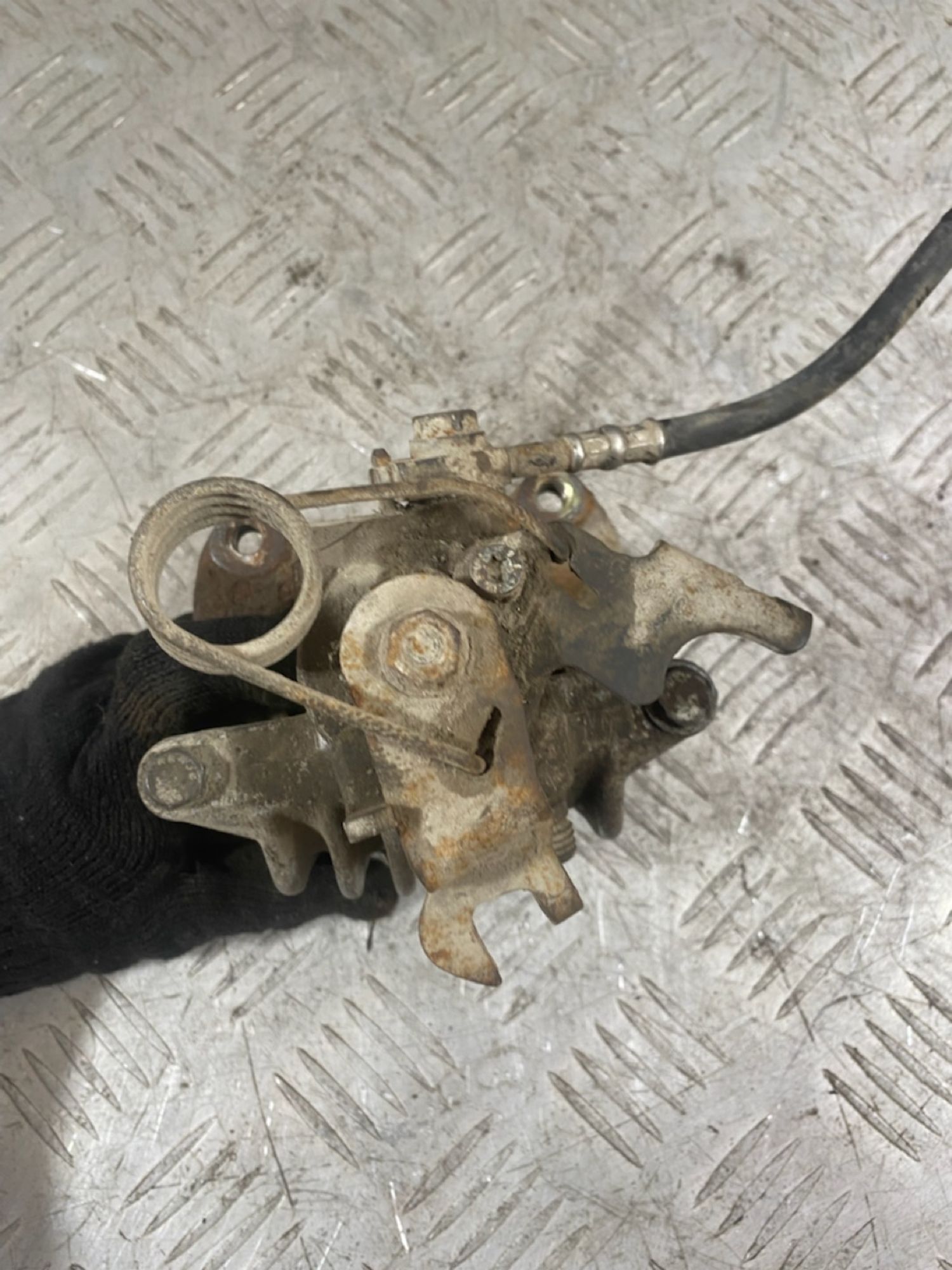 https://ycs.partsauto.market/partsauto-images/thmbs/userImages/7493bedda53ffbba18042670cc6fed05/part/f24cdf8b-dc0d-4e1b-835b-737ca3e247d0_1721394915309.jpg