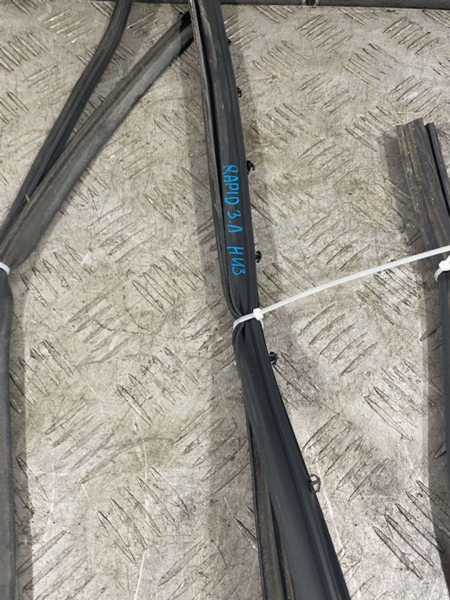 https://ycs.partsauto.market/partsauto-images/thmbs/userImages/7493bedda53ffbba18042670cc6fed05/part/f6565ba2-bc09-41c7-baf1-5dd10ba7e5f8_1724845181821.jpg