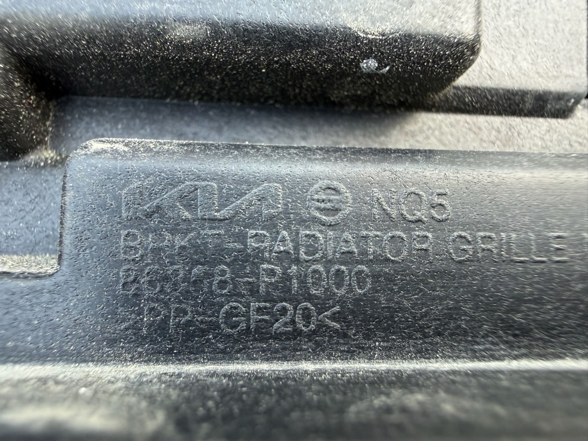 Кронштейн решетки радиатора правый Kia Sportage. V, 900 рублей, Челябинск